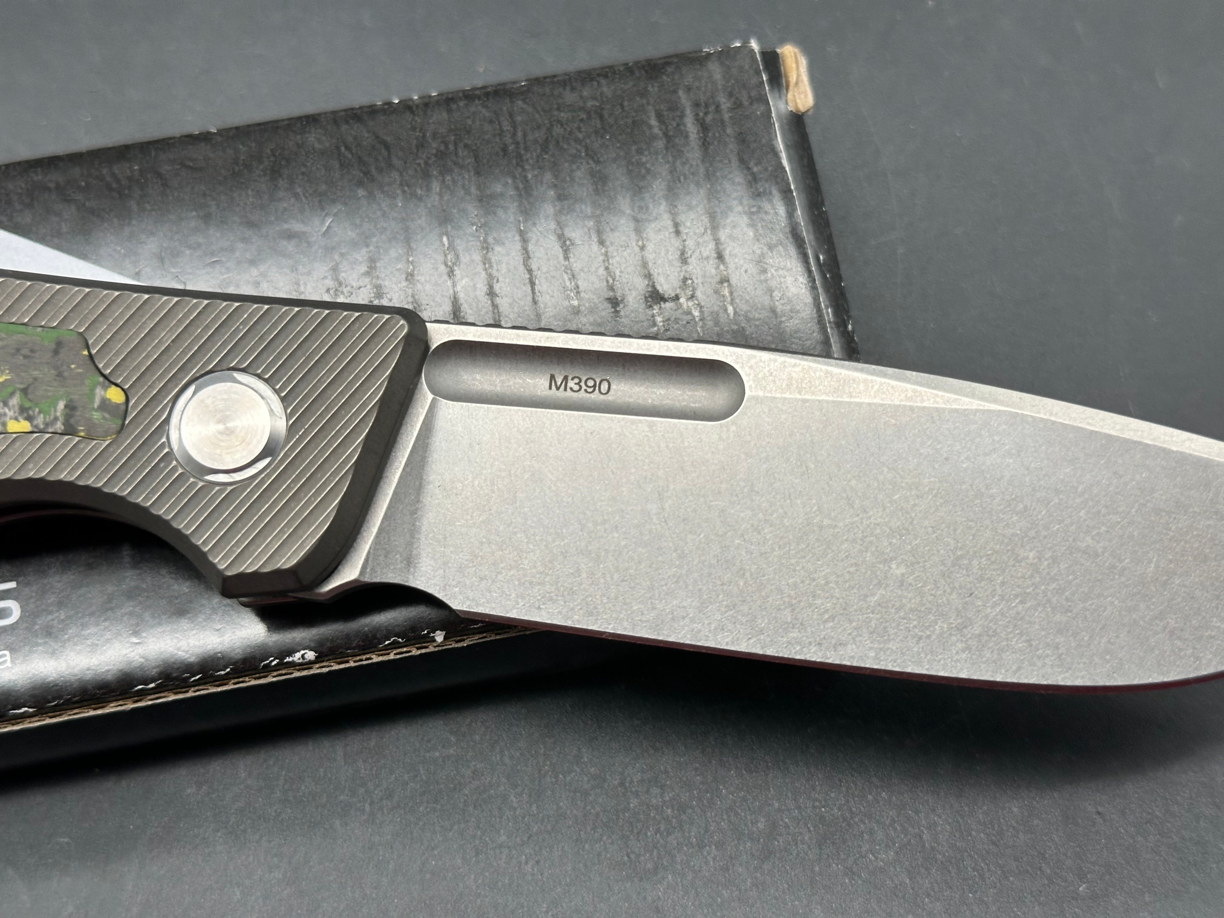 TWOSUN TS329 TITANIUM/CARBON FIBER HANDLE M390 PLAIN EDGE (Custom Fat carbon inlays)