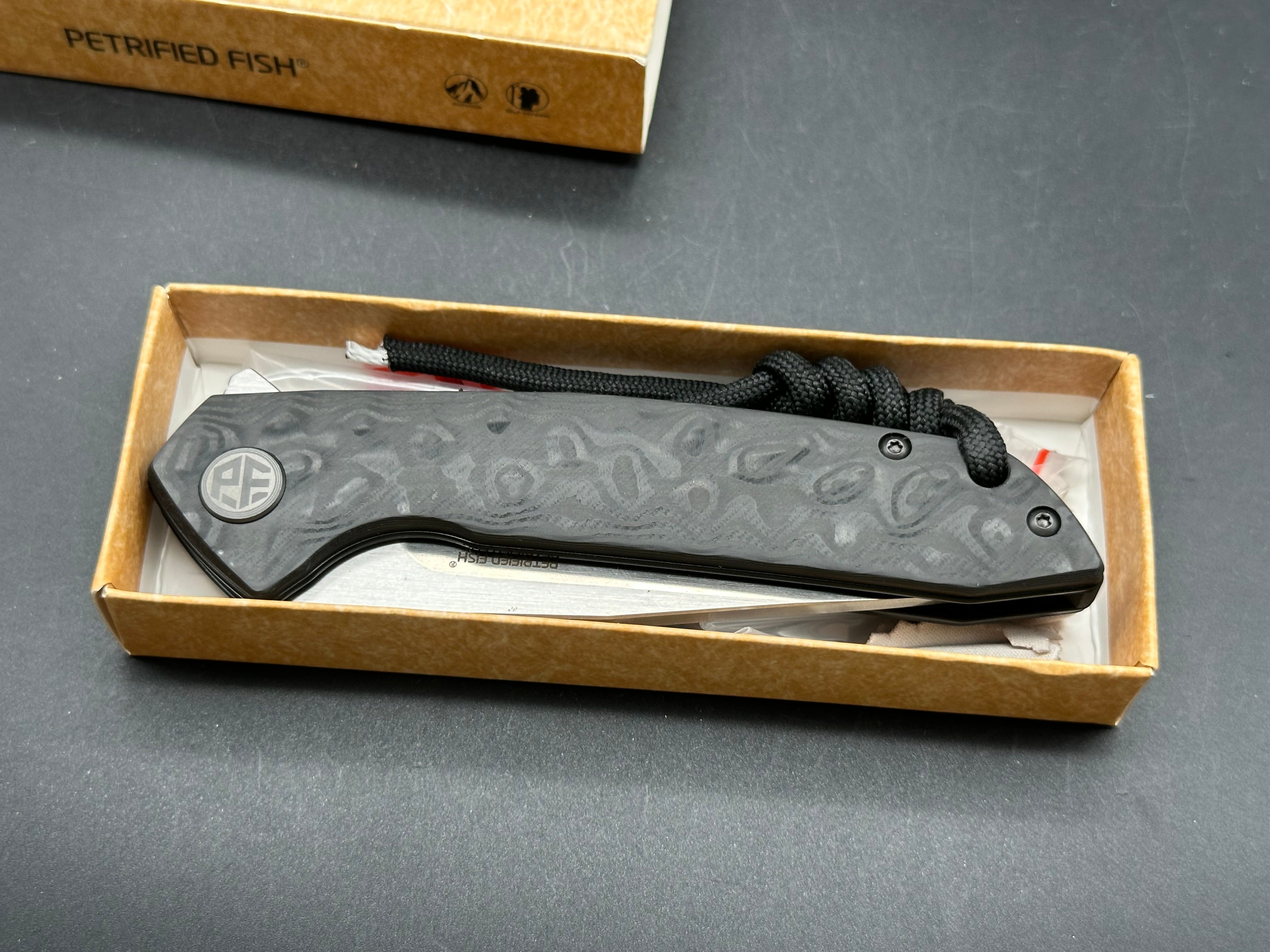 Petrified Fish PF989 K110 Folding knife Auster CF handle