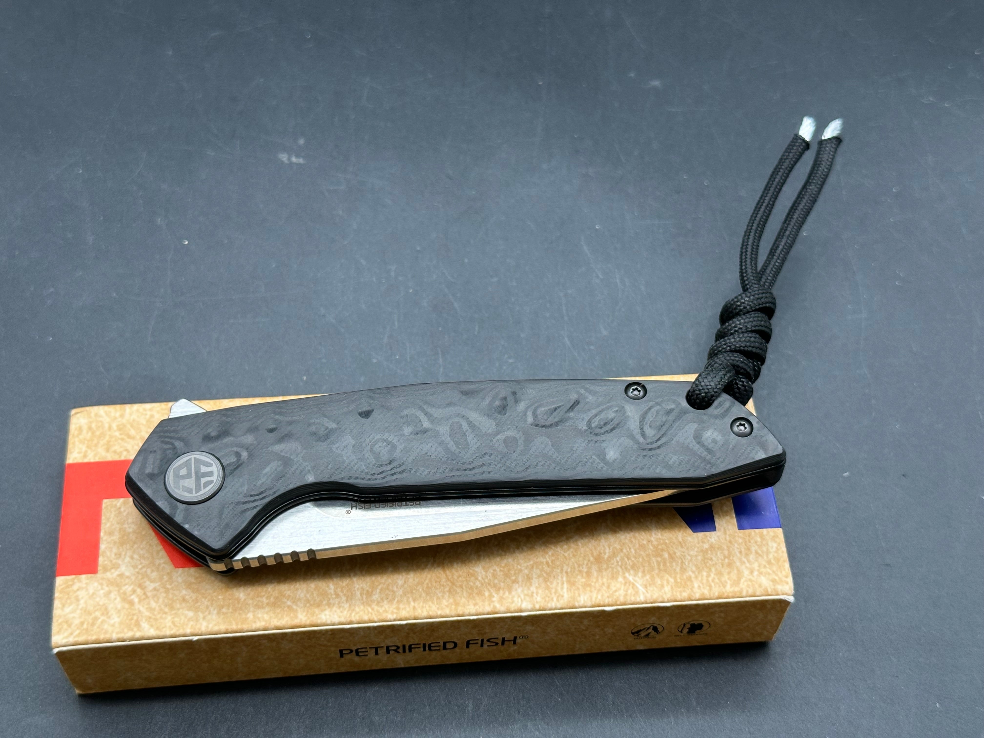 Petrified Fish PF989 K110 Folding knife Auster CF handle