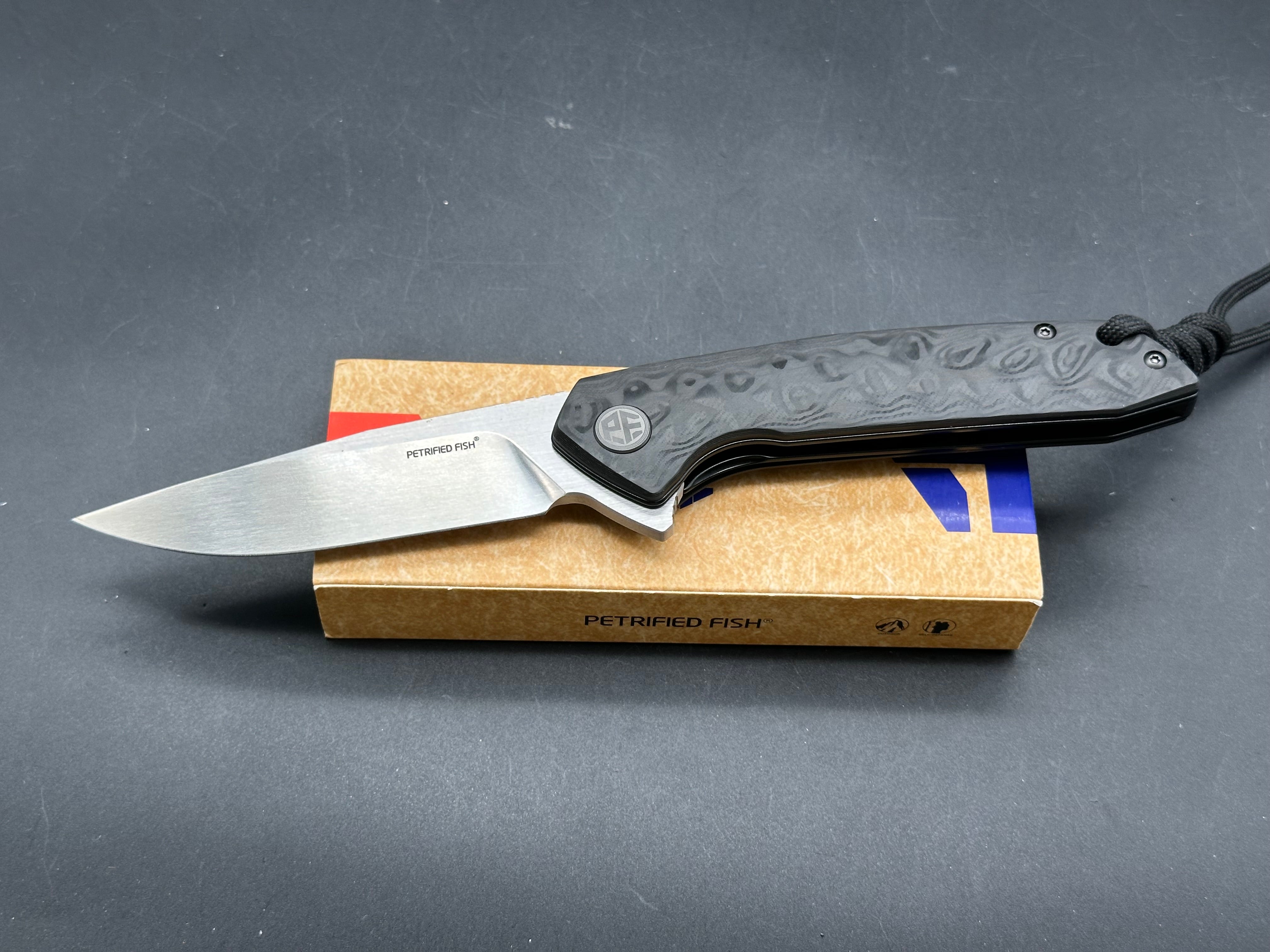 Petrified Fish PF989 K110 Folding knife Auster CF handle