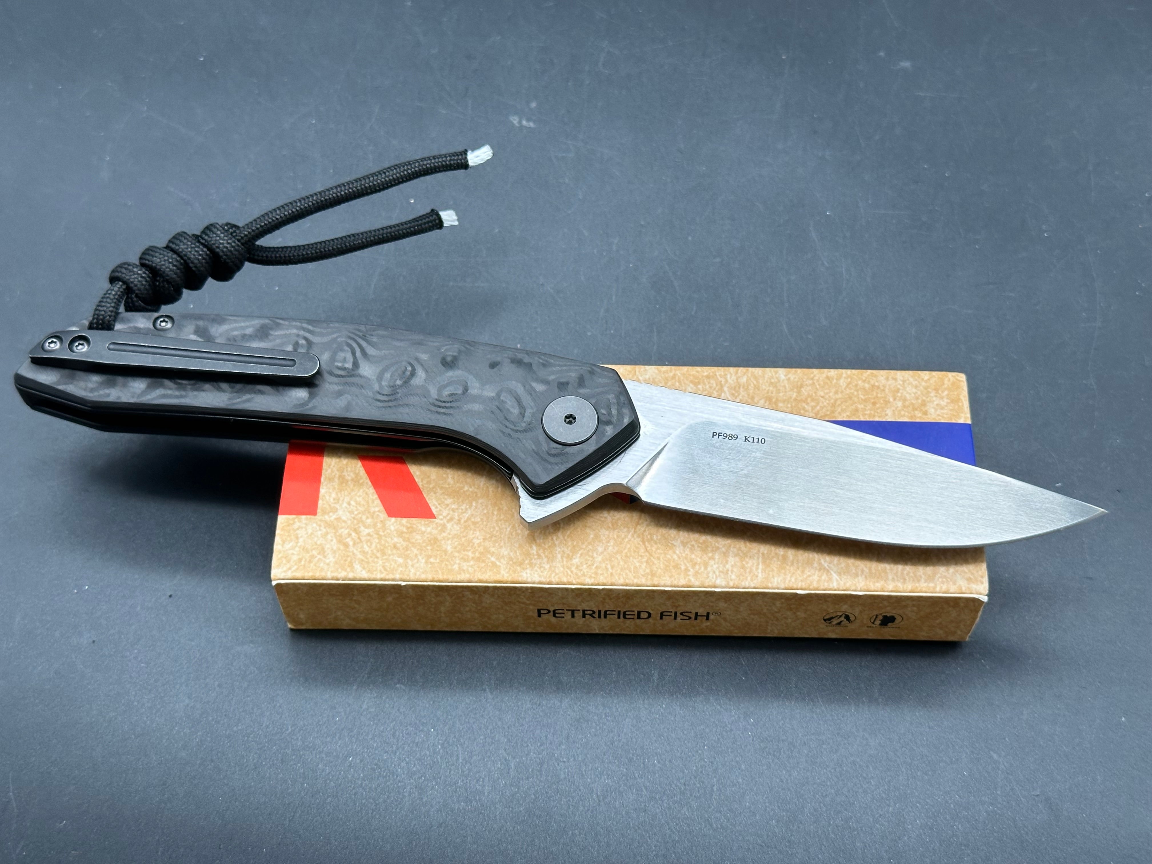 Petrified Fish PF989 K110 Folding knife Auster CF handle