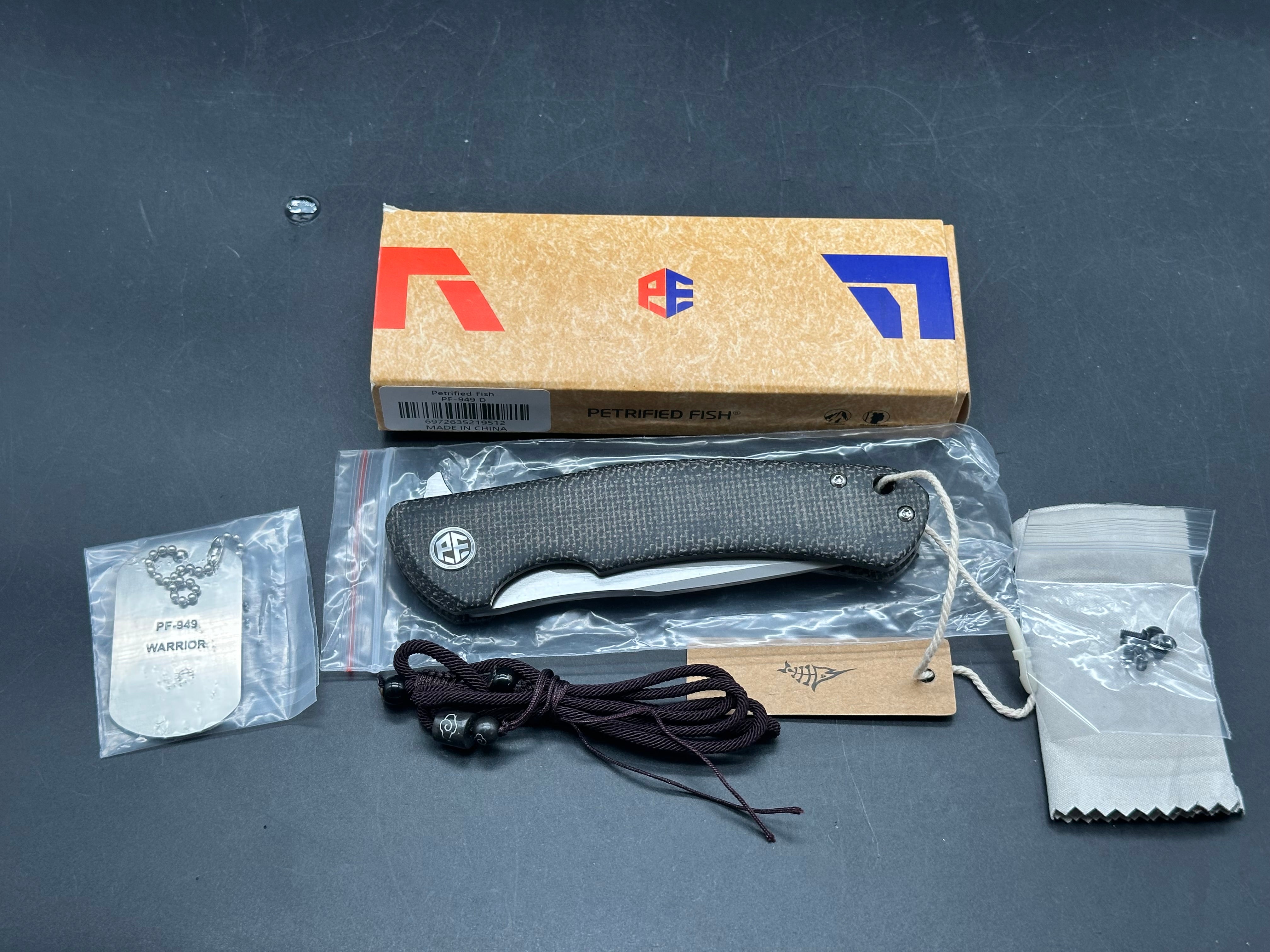 PETRIFIED FISH WARRIOR BLACK G10 HANDLE K110 PLAIN EDGE PF949