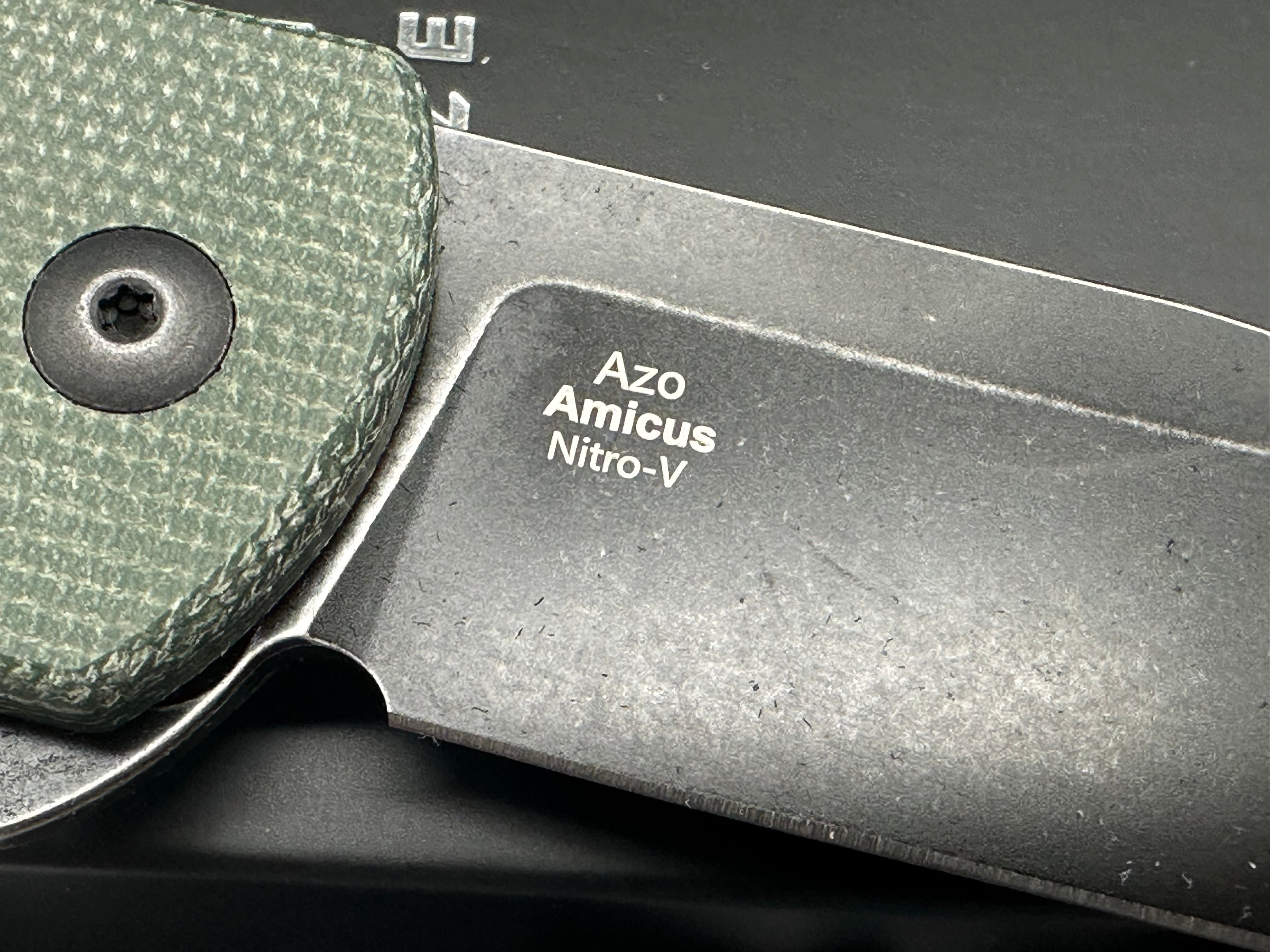 KIZER AMICUS GREEN MICARTA HANDLE 9CR18MOV BLACK BLADE