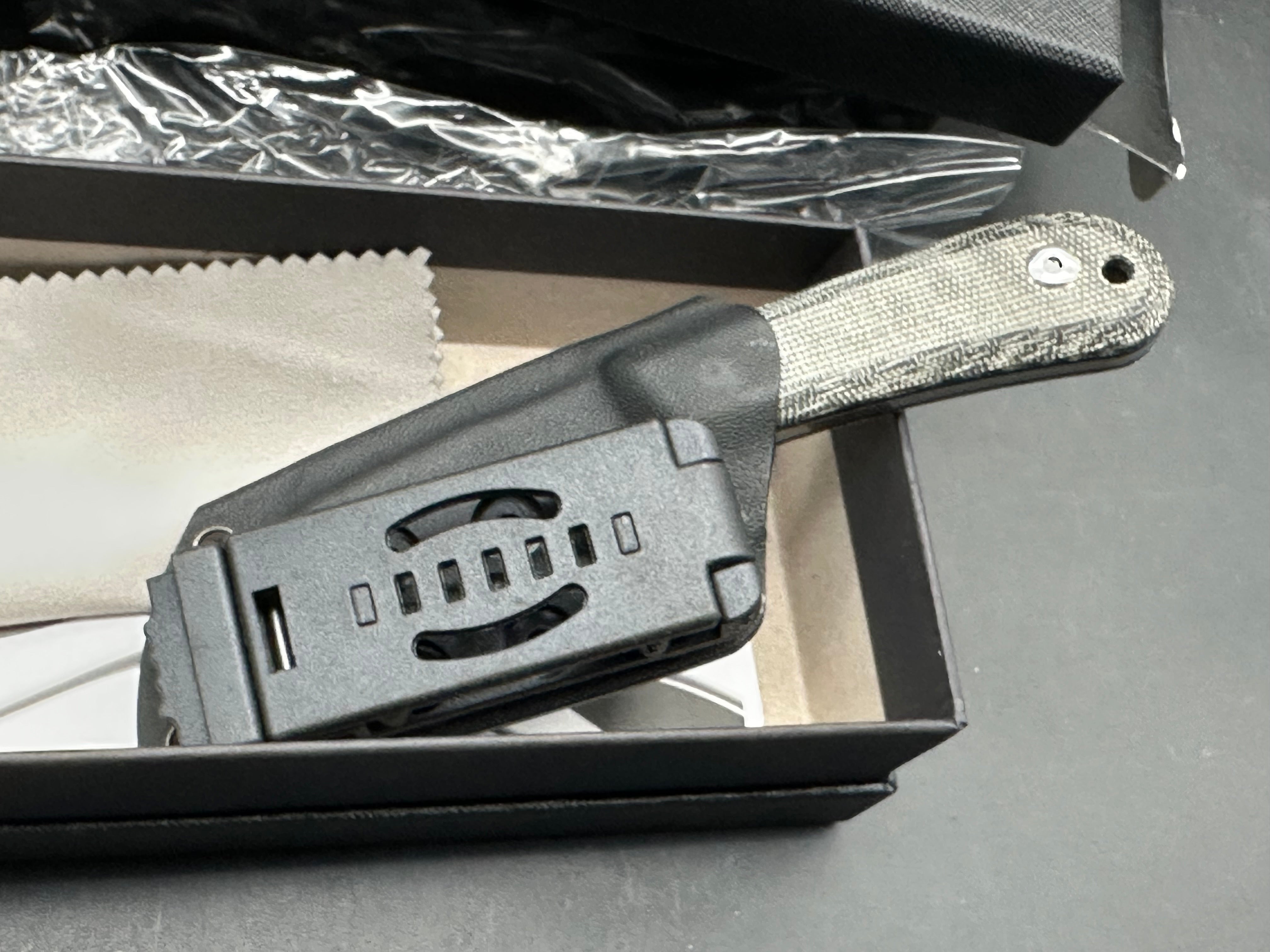Kizer Deckhand Fixed blade knife includes additional custom sheath