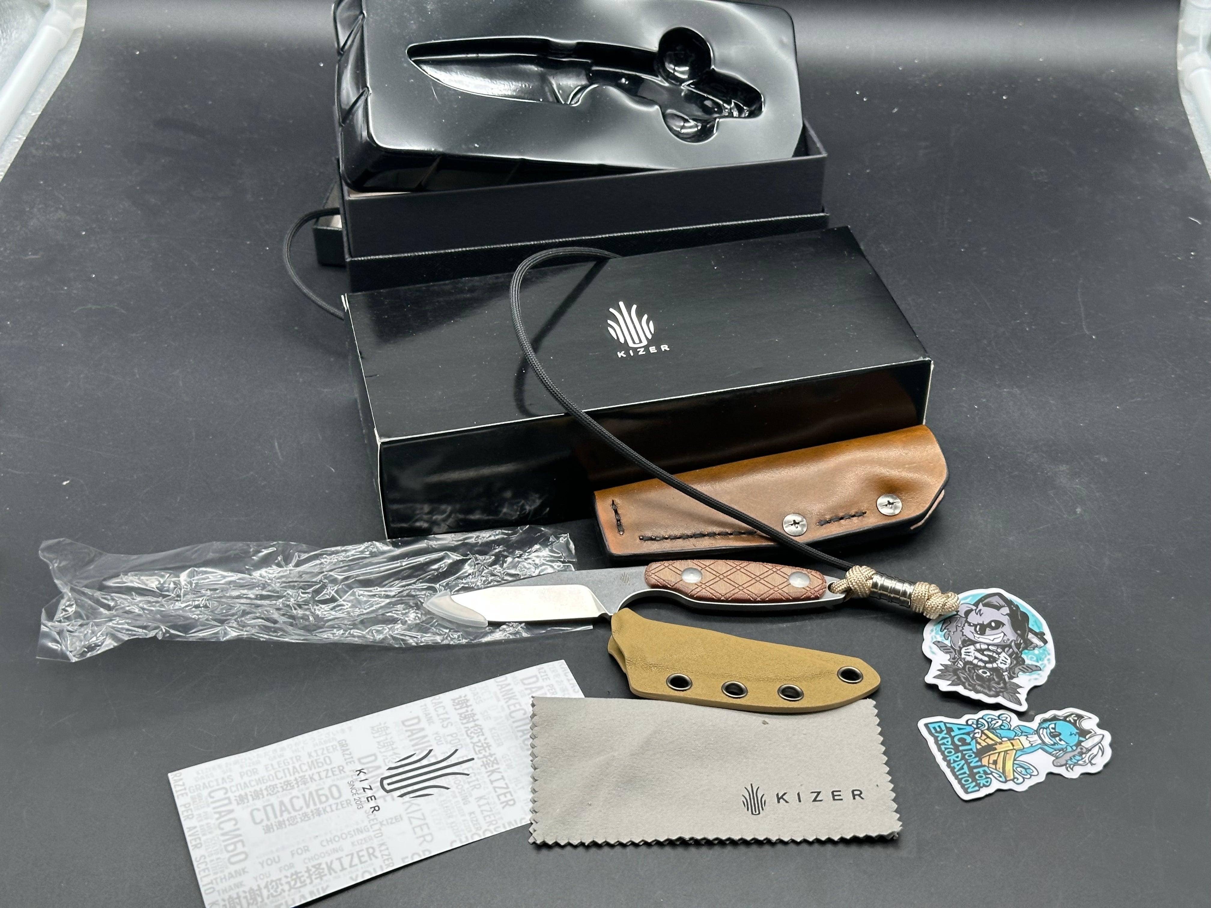 Kizer Muskrat Fixed blade knife incudes extra custom sheath