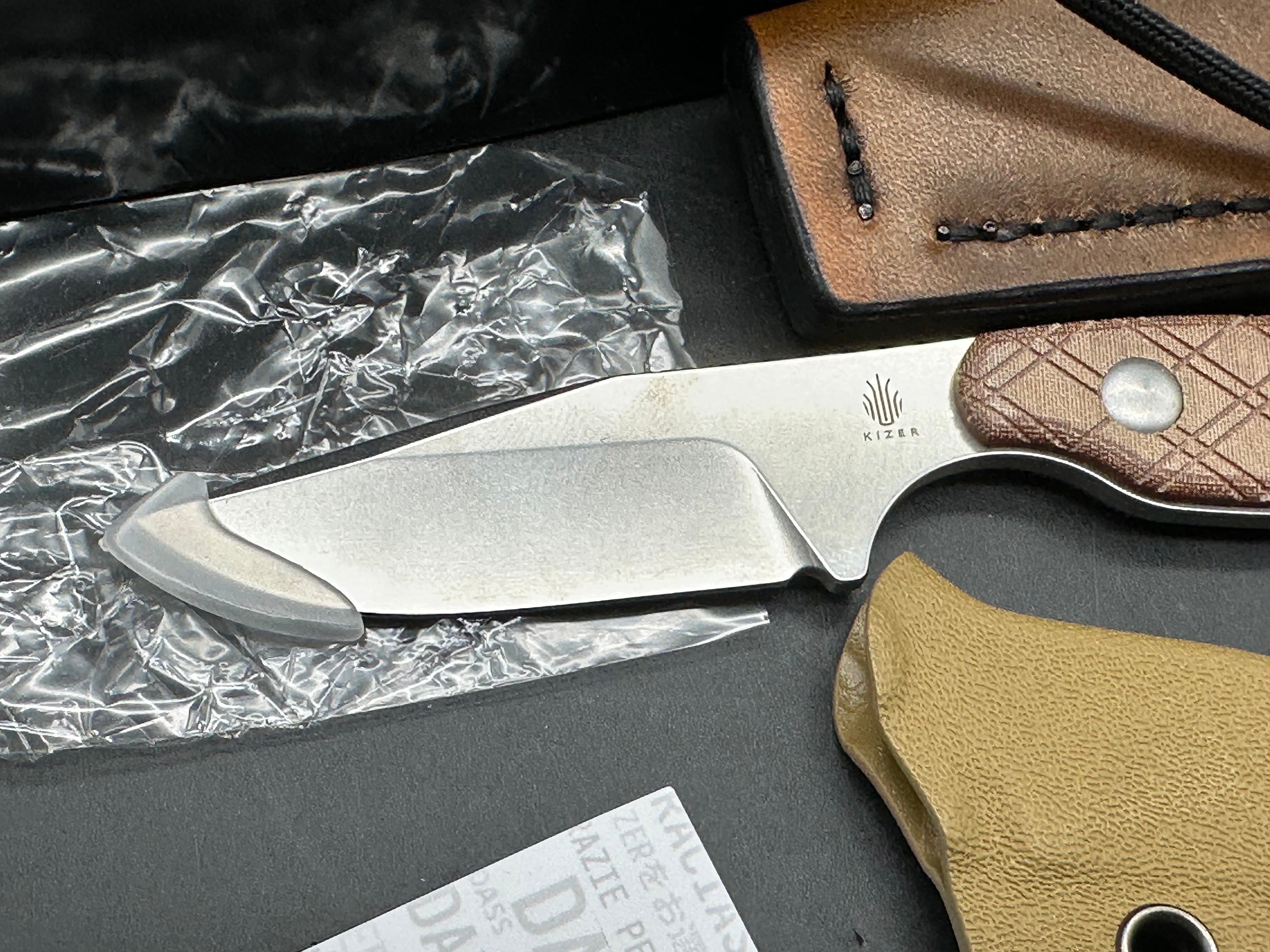 Kizer Muskrat Fixed blade knife incudes extra custom sheath