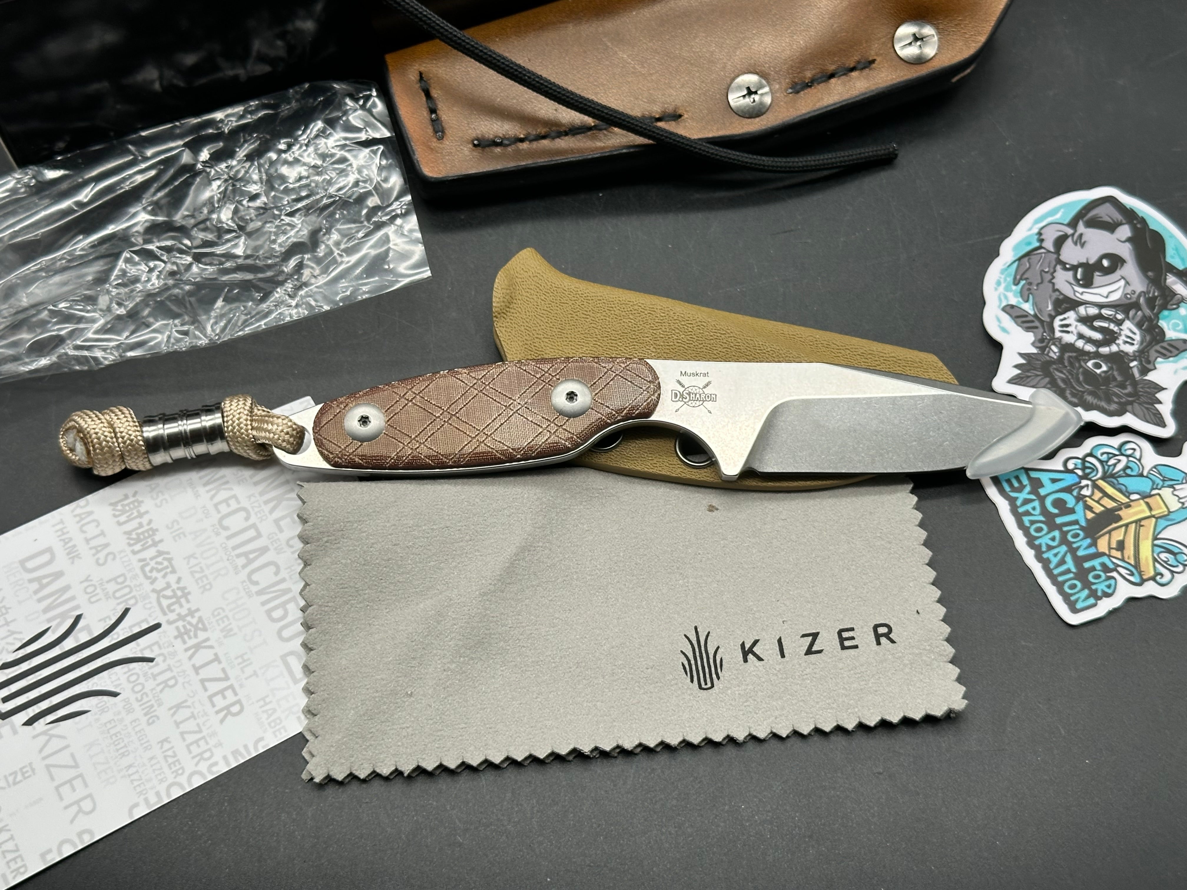 Kizer Muskrat Fixed blade knife incudes extra custom sheath