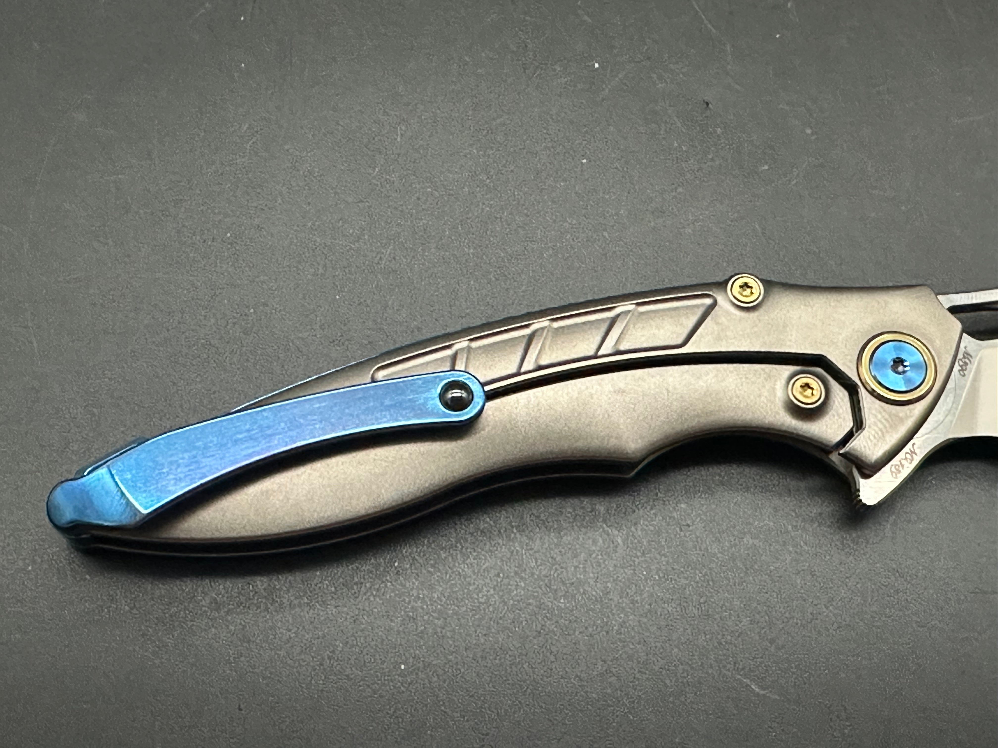 Rike Knife 1902-RCF titanium frame/red carbon fiber scales w/M390 blade