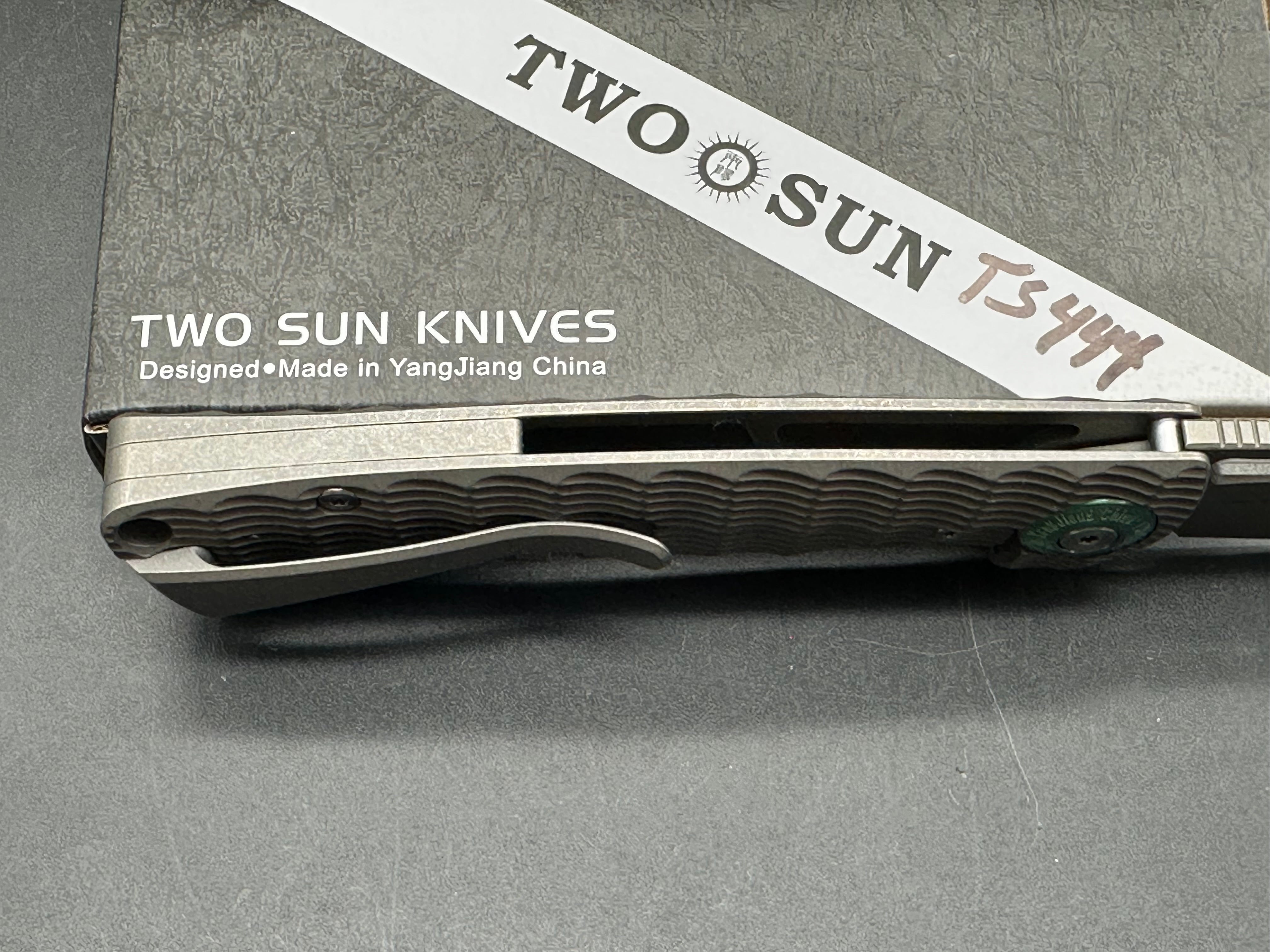 TWOSUN FLIPPER GRAY TITANIUM HANDLE TS444-YJ01-V1-SAND