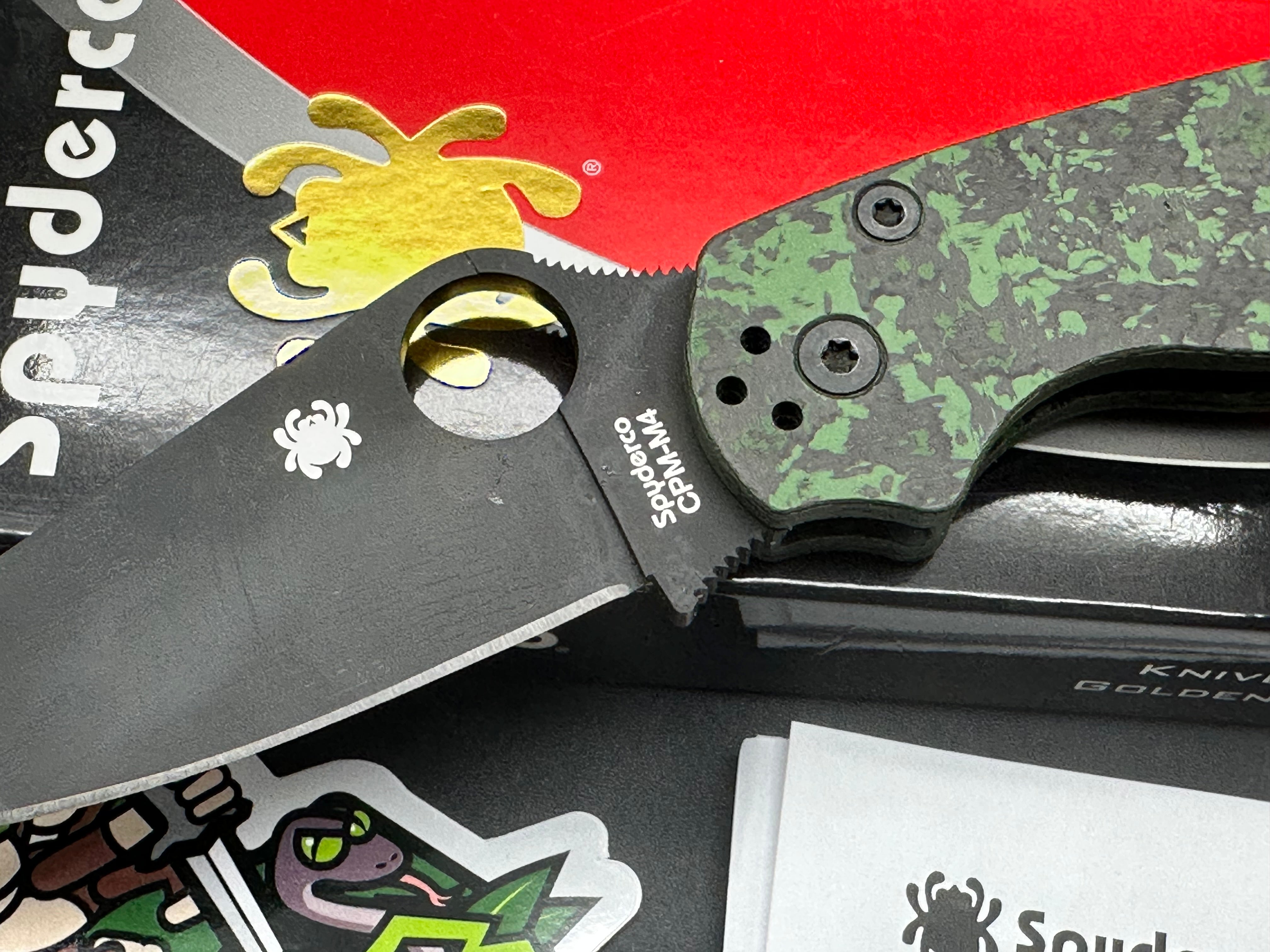 Spyderco Paramilitary 2 (SMKW exclusive) Jungle Wear Green Fat Carbon Fiber scales black blade of CPM-M4