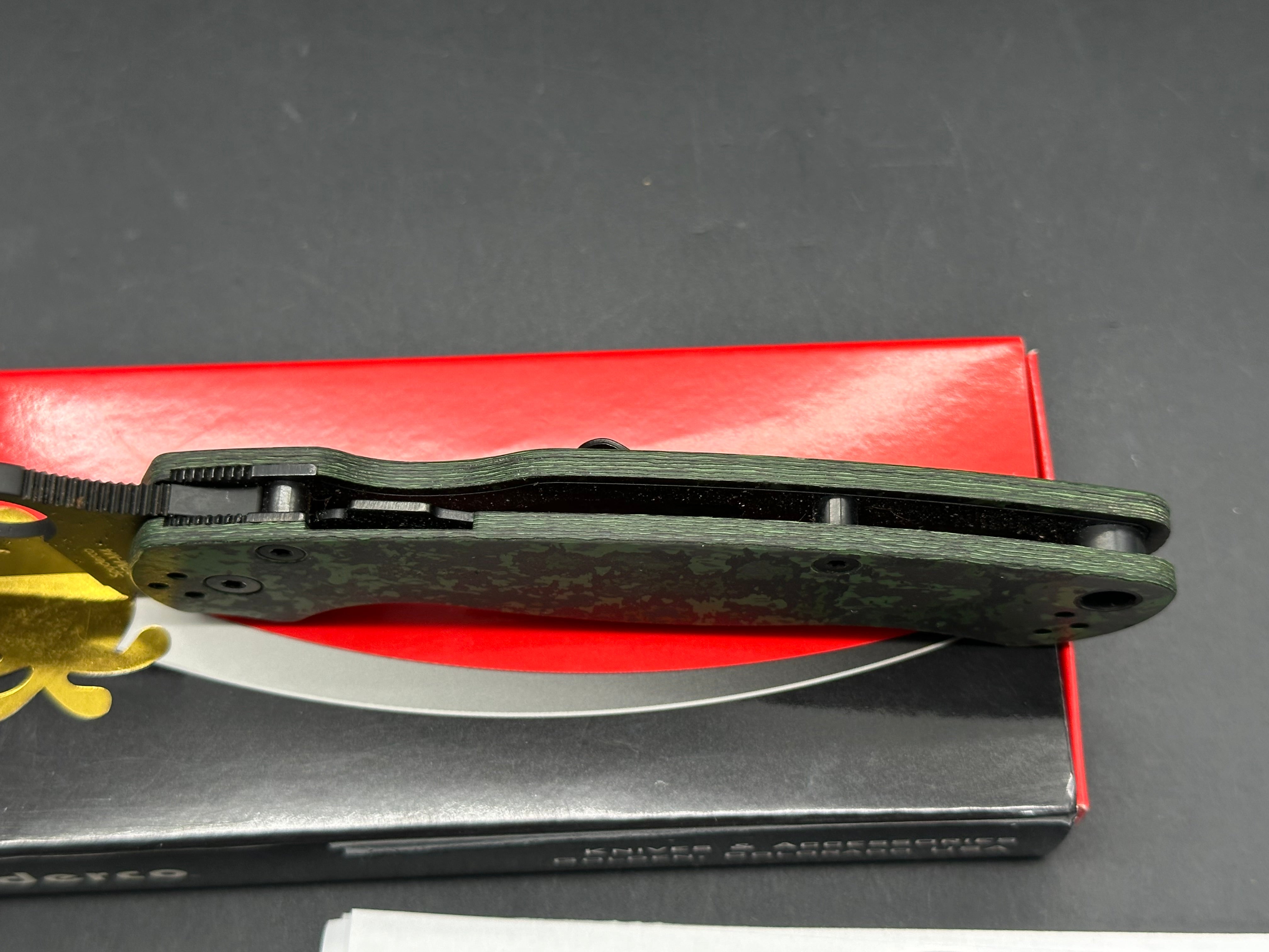 Spyderco Paramilitary 2 (SMKW exclusive) Jungle Wear Green Fat Carbon Fiber scales black blade of CPM-M4