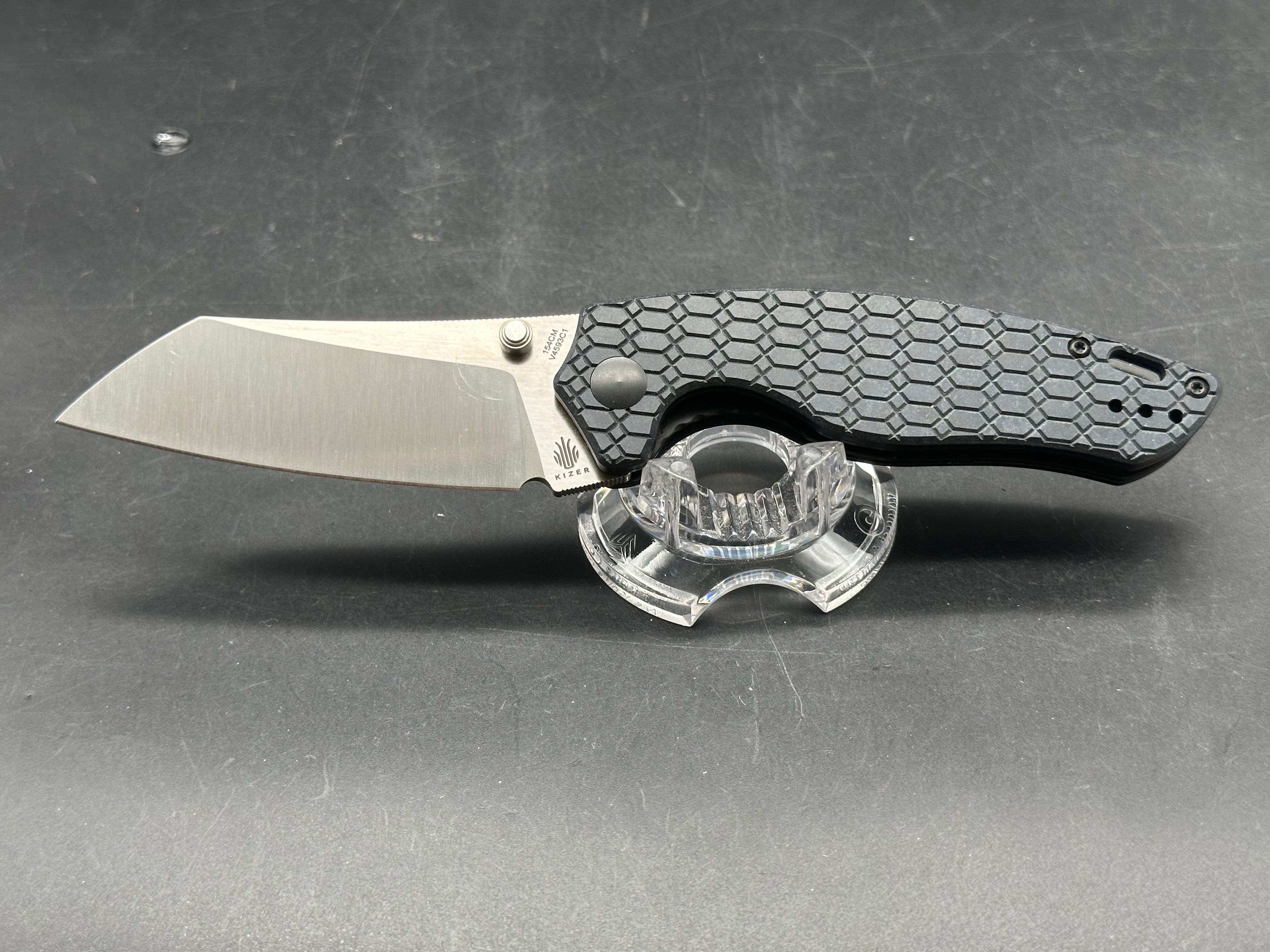 KIZER TOWSER K THUMB HOLE BUTTON LOCK FOLDING KNIFE RICHLITE HANDLE 154CM SHEEPSFOOT