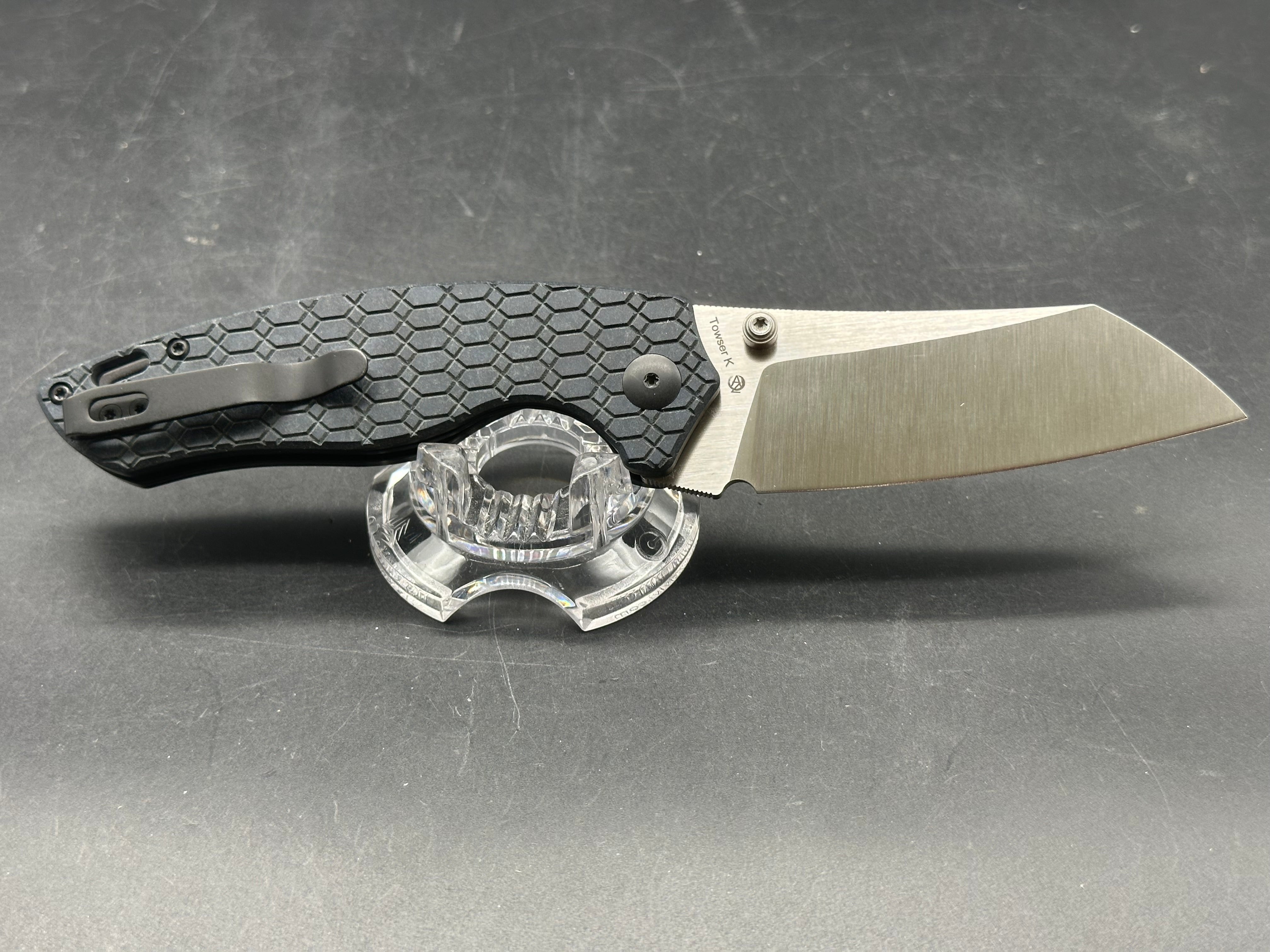 KIZER TOWSER K THUMB HOLE BUTTON LOCK FOLDING KNIFE RICHLITE HANDLE 154CM SHEEPSFOOT