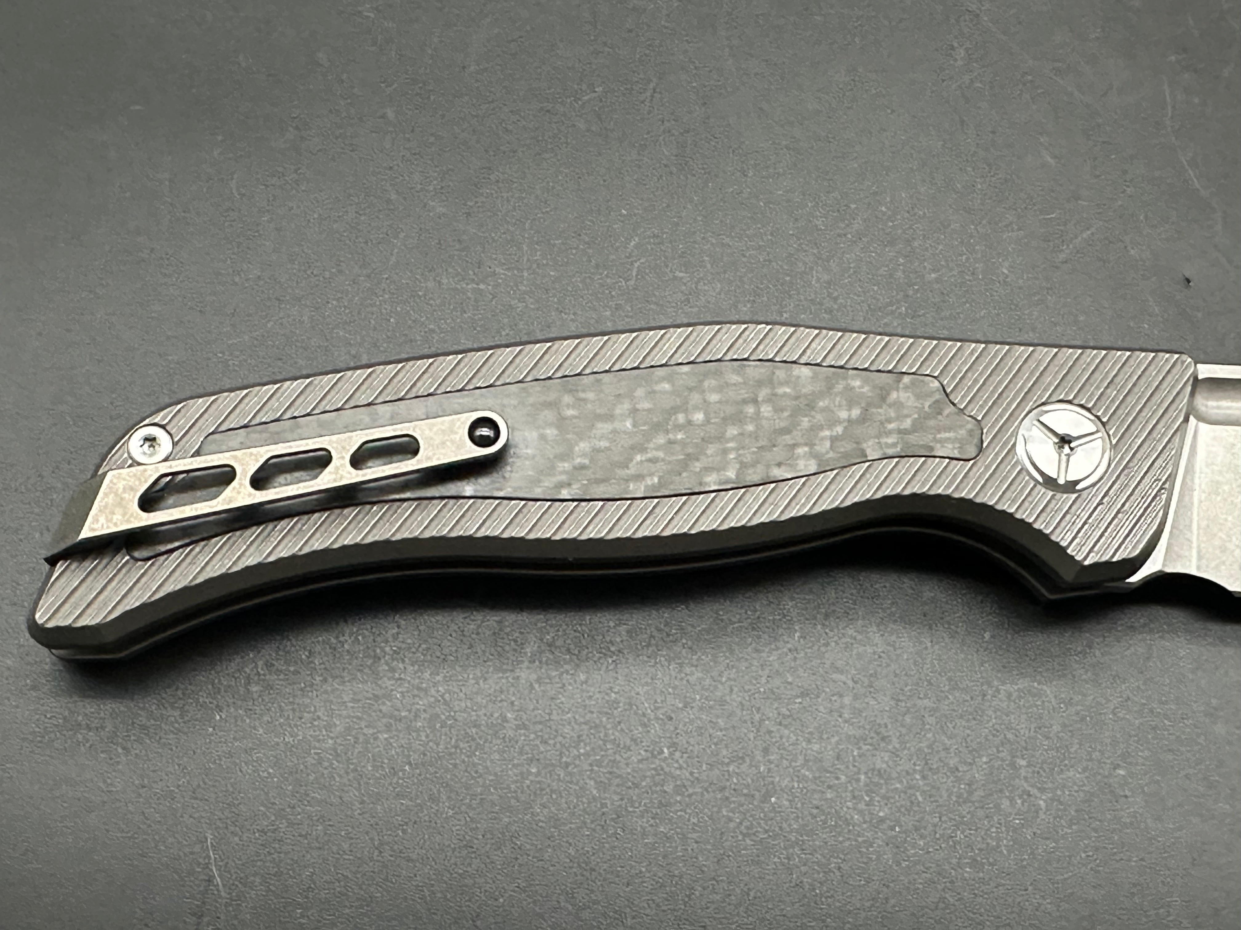 TWOSUN VANDAL TS329 BUTTON LOCK TITANIUM HANDLE W/CARBON FIBER M390 BLADE