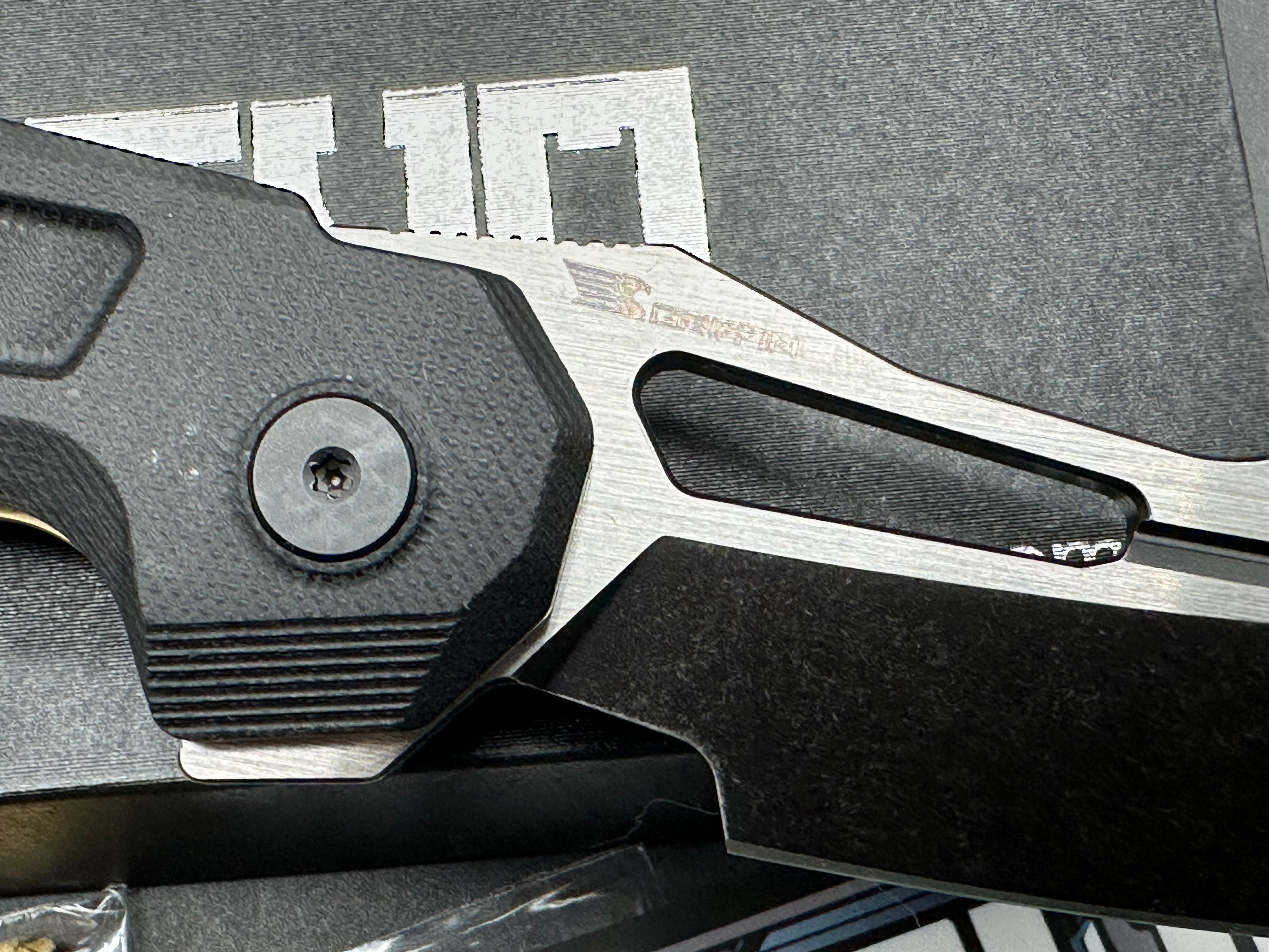 Ketuo Knife - Griffin G10/Black G-10 Scales + Shred Carbon Fiber Inlays w/Gold Backspacer & Liners 14C28N
