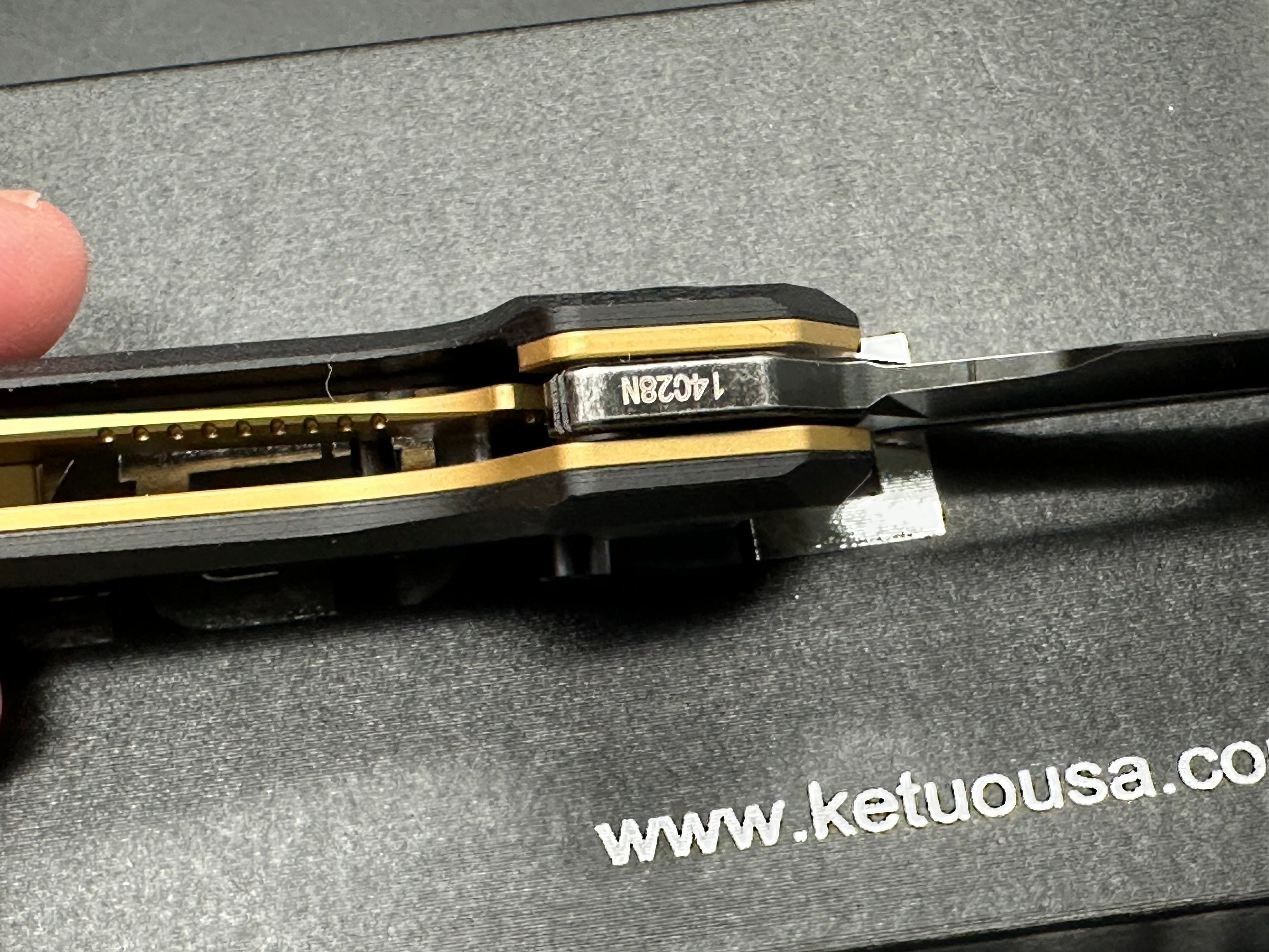 Ketuo Knife - Griffin G10/Black G-10 Scales + Shred Carbon Fiber Inlays w/Gold Backspacer & Liners 14C28N