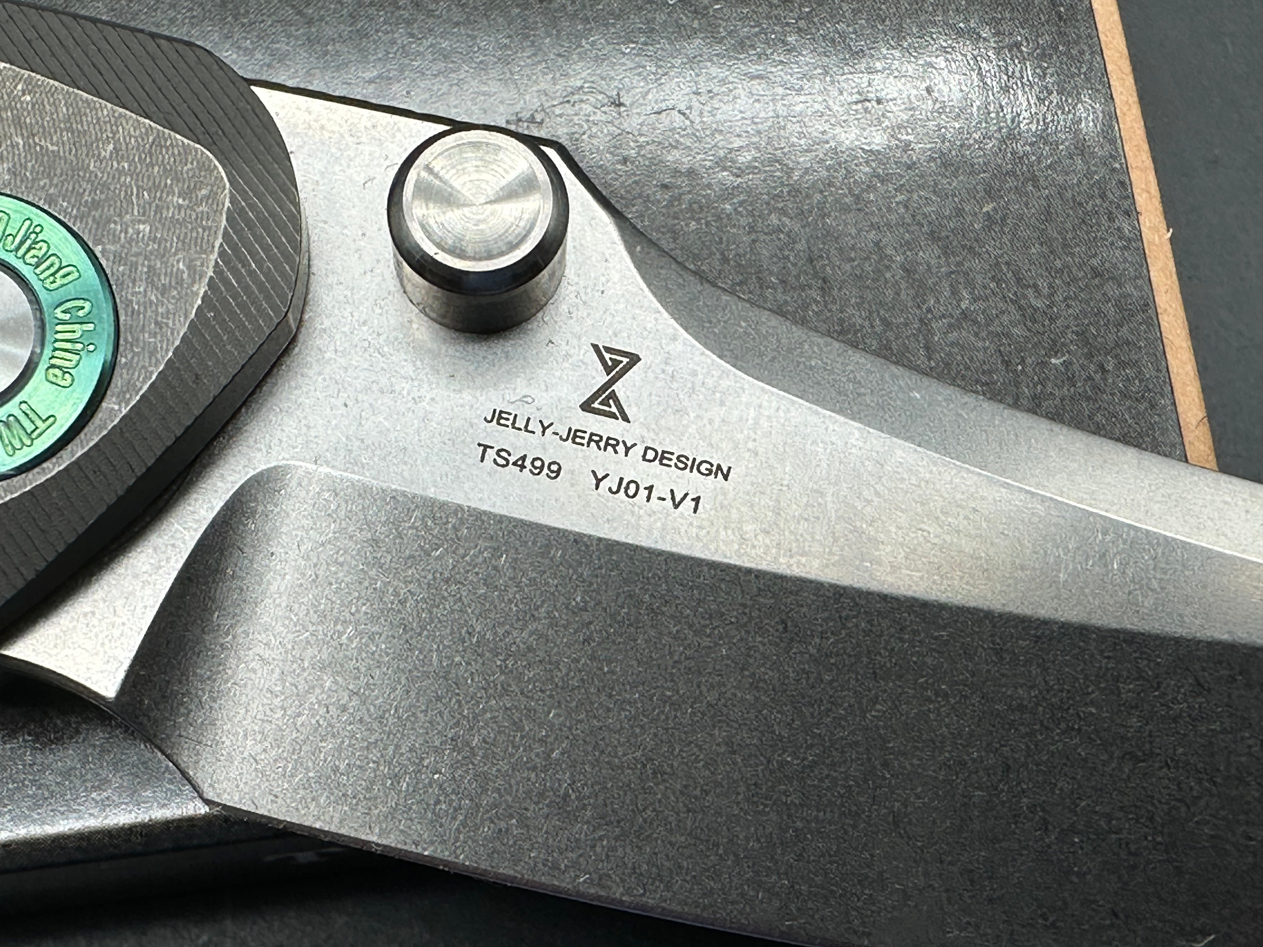 TwoSun TS499: Grey with carbon fiber, 8.5" overall length YJ01-V1 blade