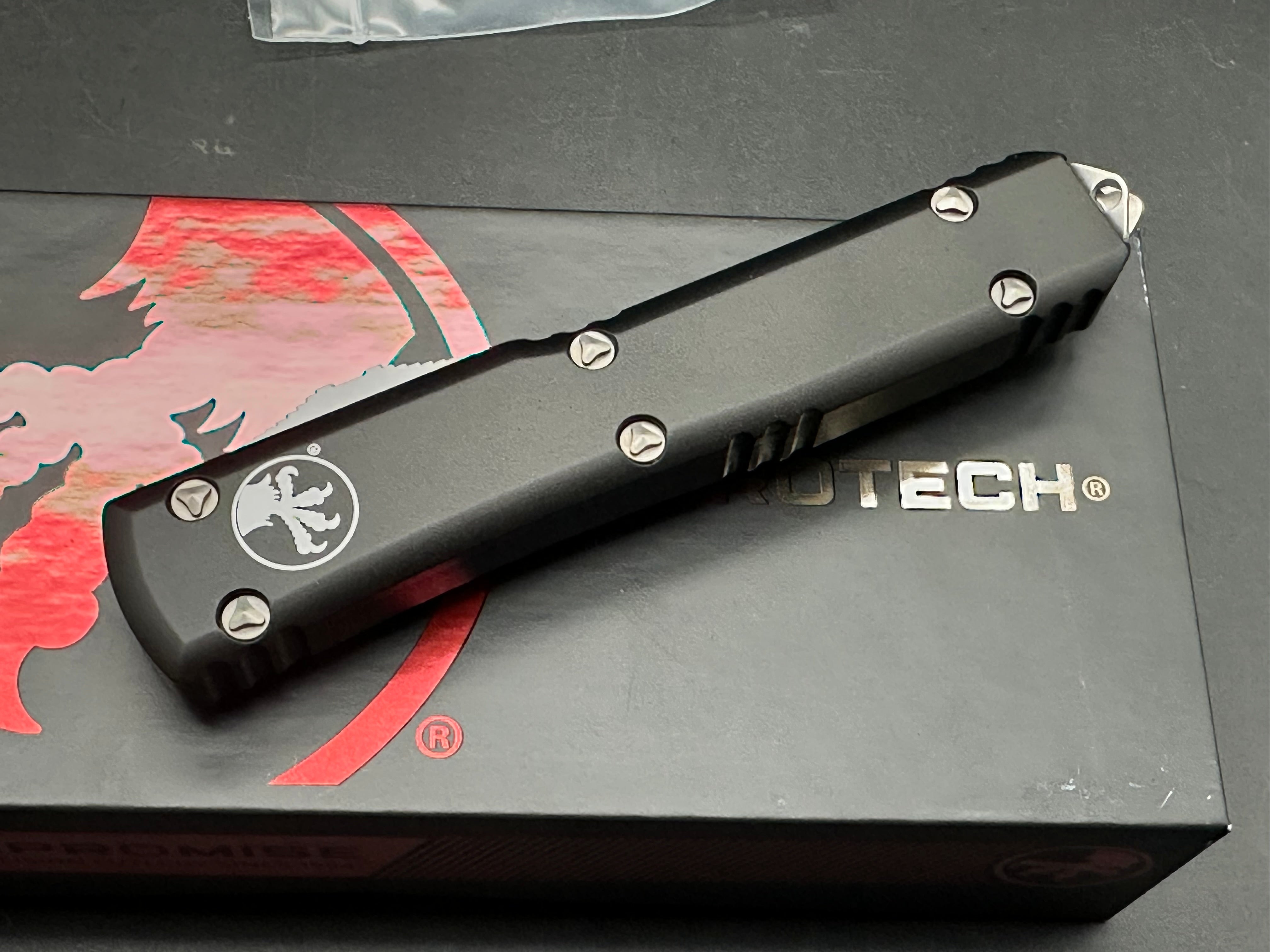 Microtech Ultratch D/E Satin Full Serrated 122-6