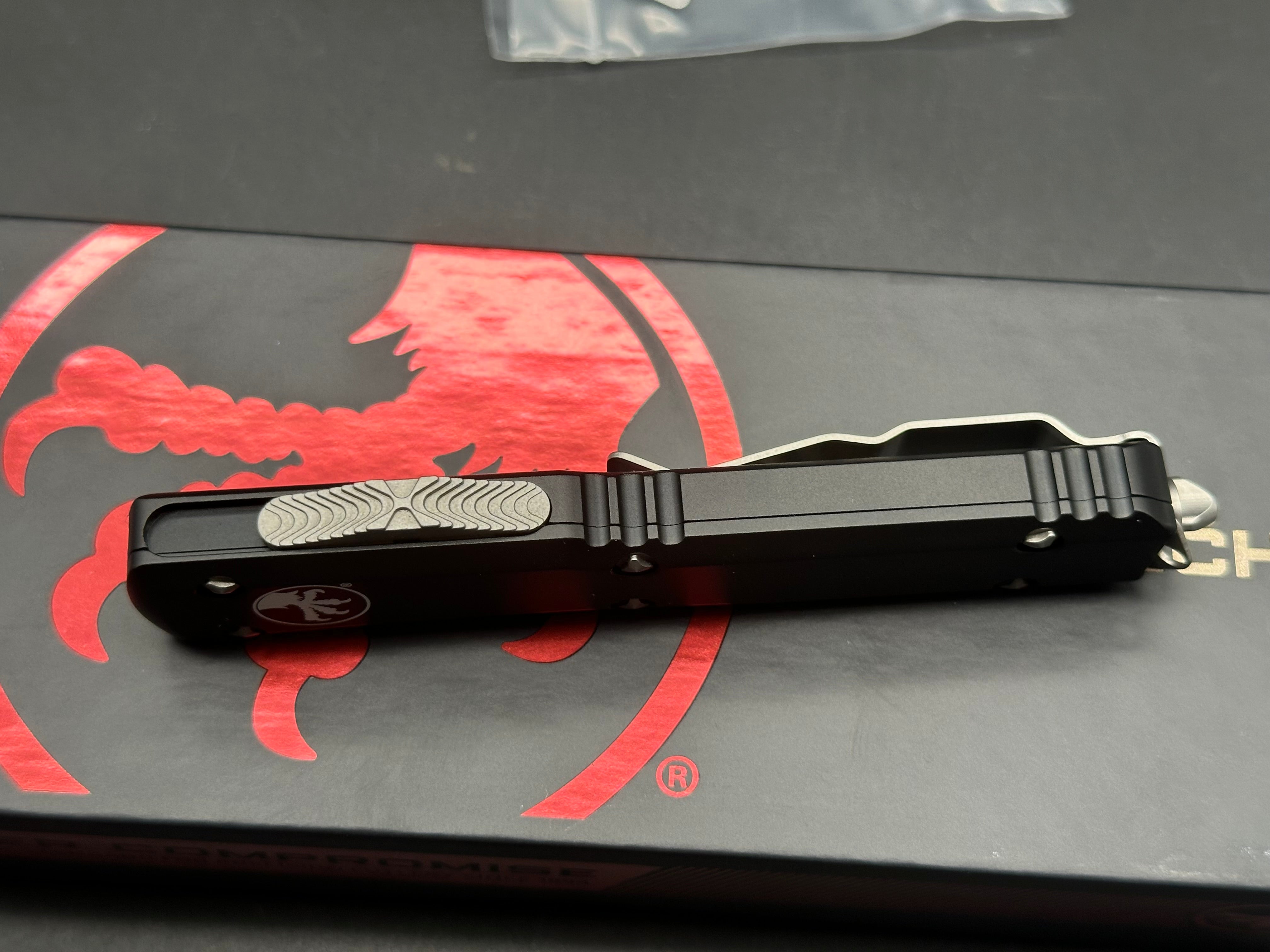 Microtech Ultratch D/E Satin Full Serrated 122-6