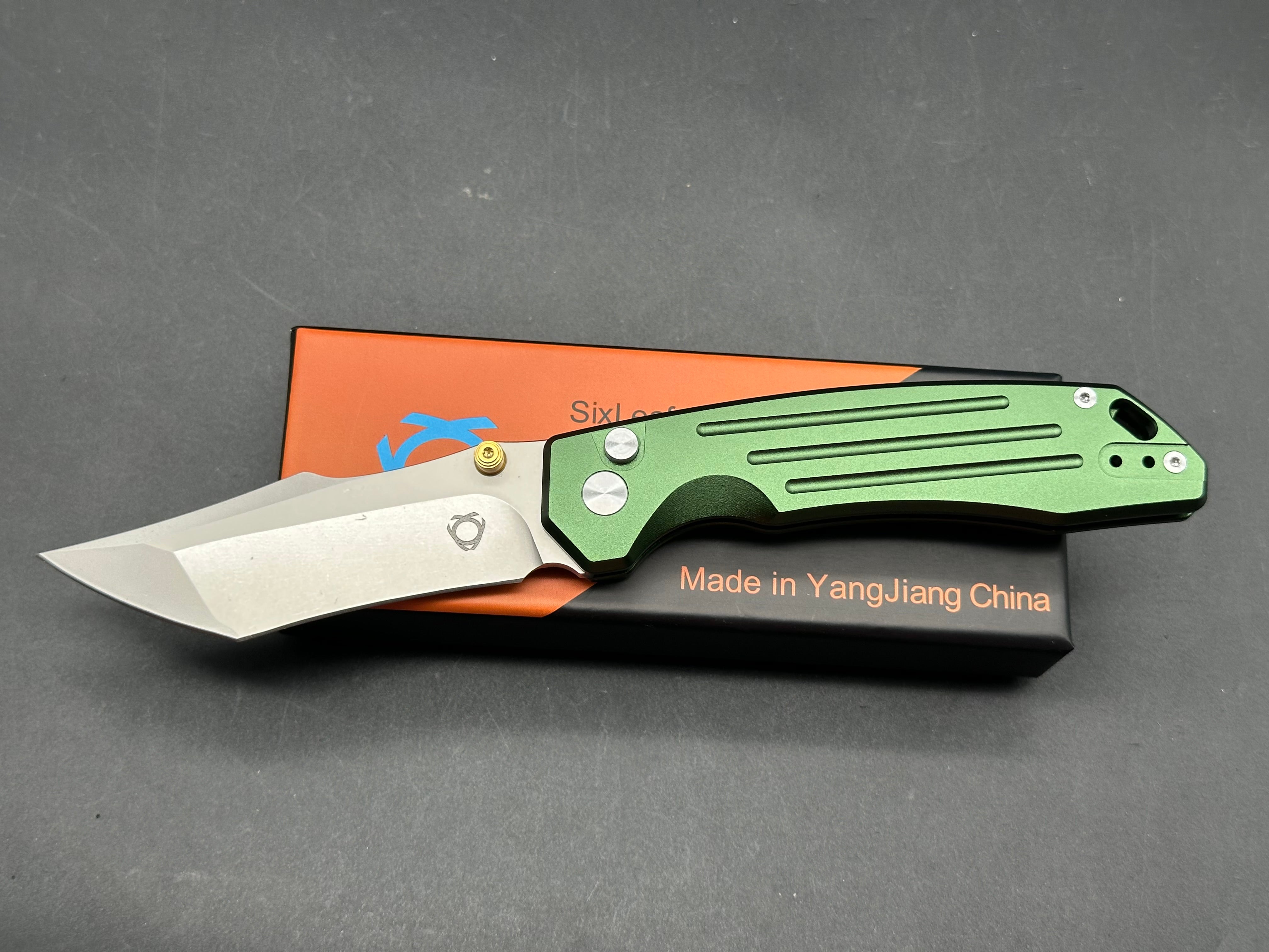 Sixleaf SL-82 GR button lock, green anodized aluminum scales, 14c28n blade