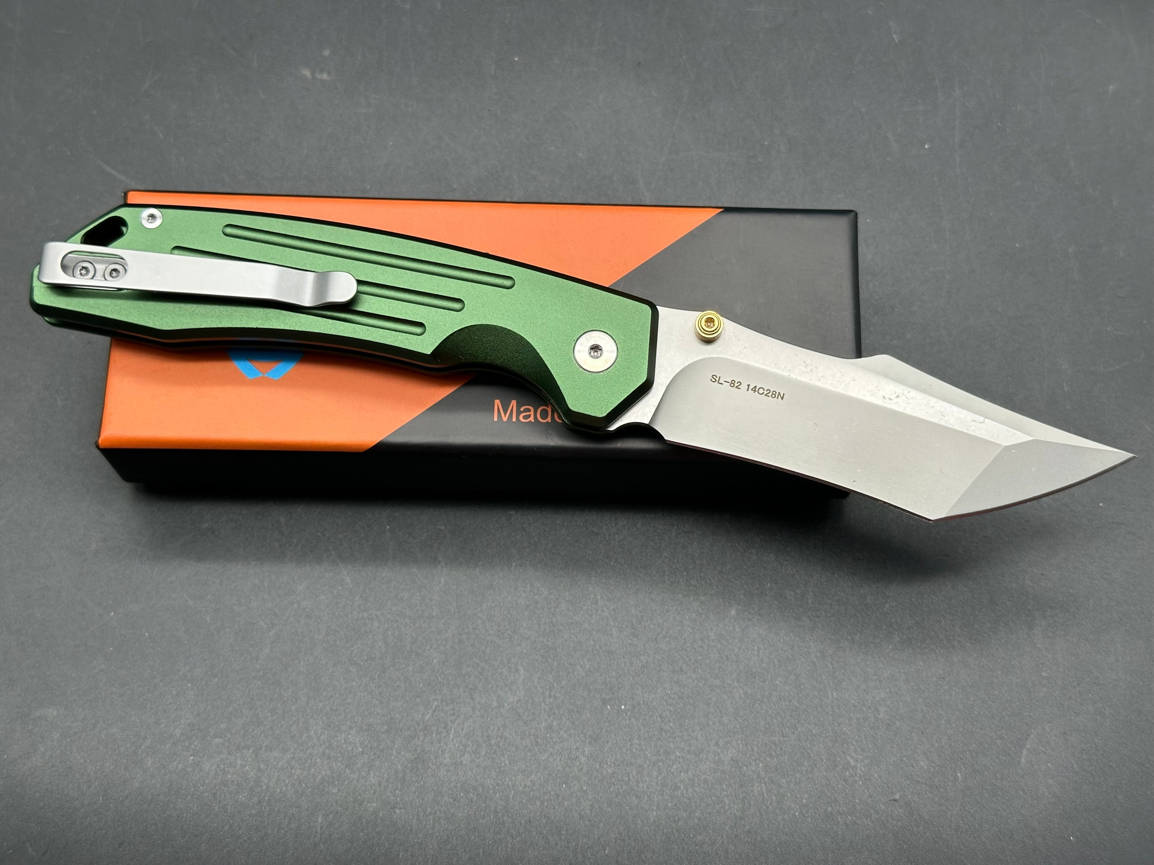 Sixleaf SL-82 GR button lock, green anodized aluminum scales, 14c28n blade