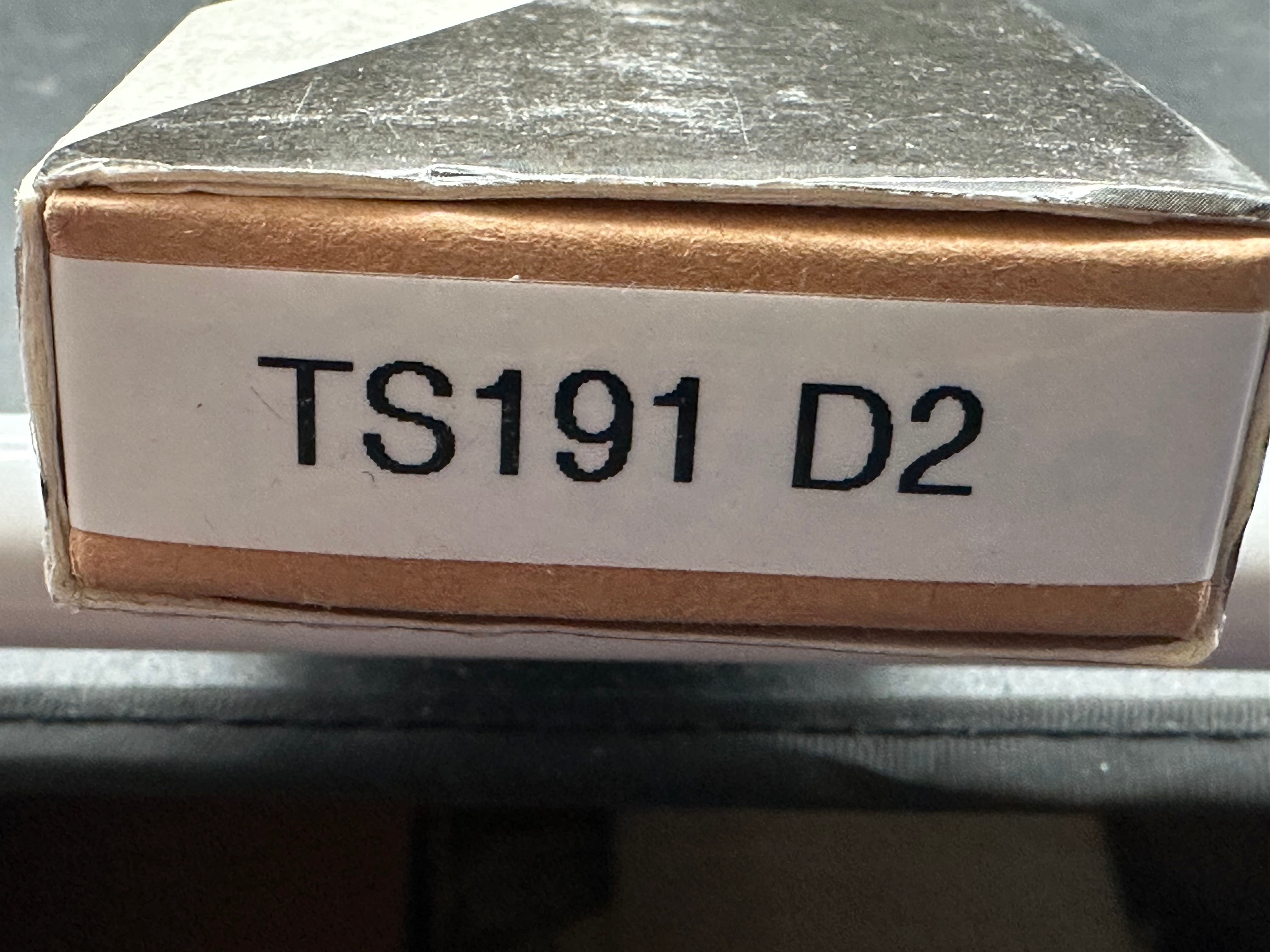 TWOSUN FOLDING KNIFE TITANIUM/CARBON FIBER HANDLE D2 PLAIN EDGE TS191-D2