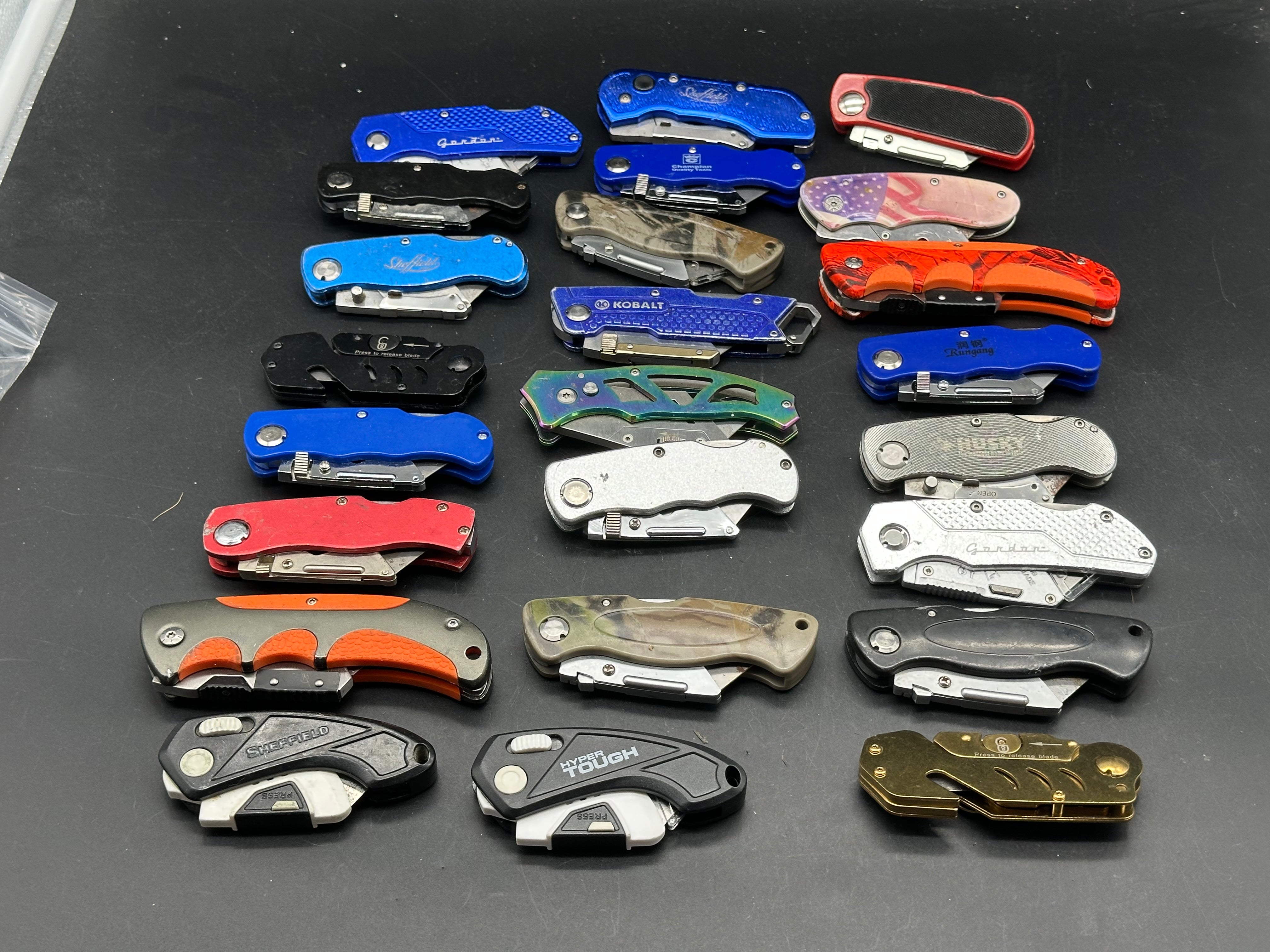 Bundle of utility knives