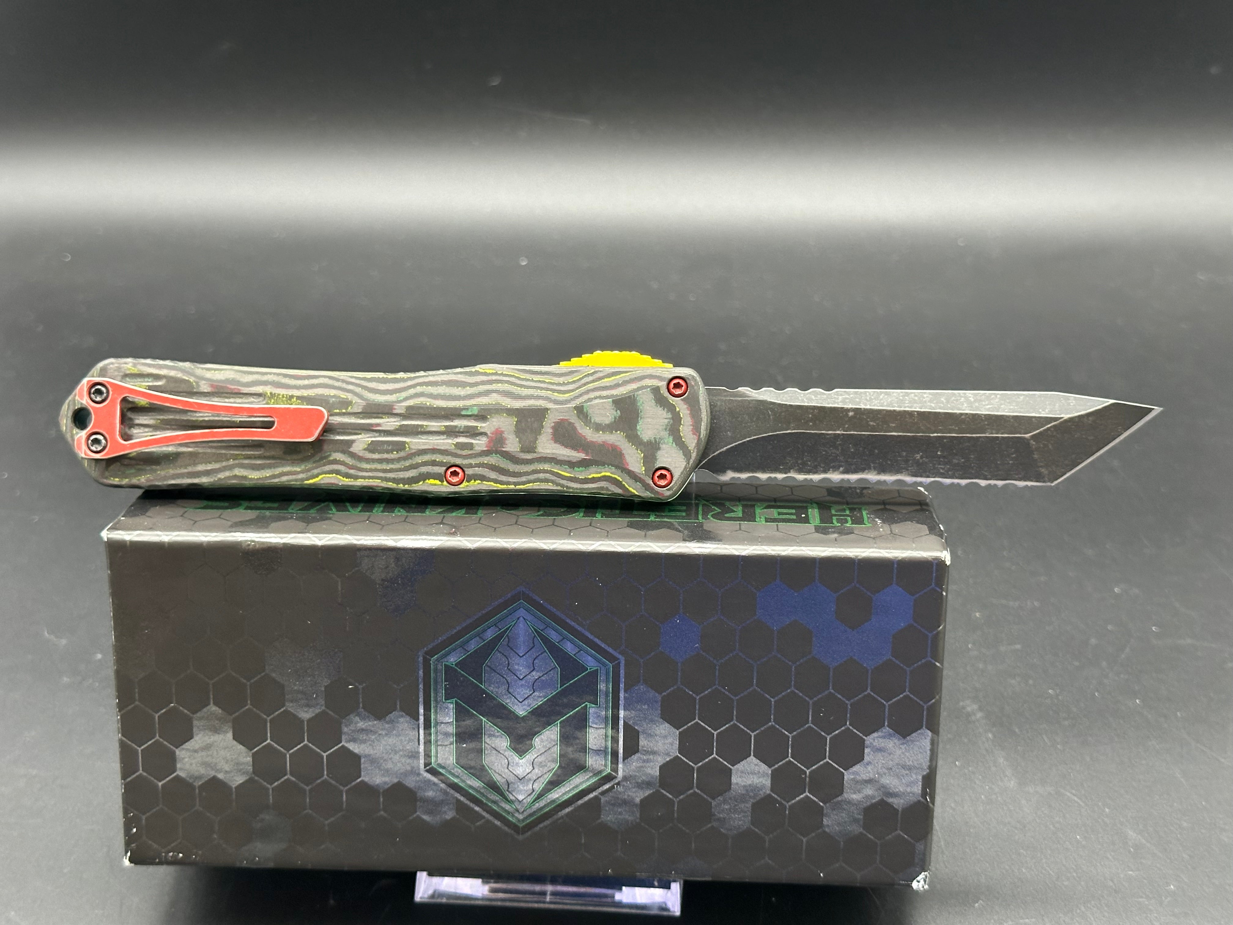 Heretic Manticore-X Bounty Hunter Camo Carbon Handle Battle Black MagnaCut Serrated Tanto OTF