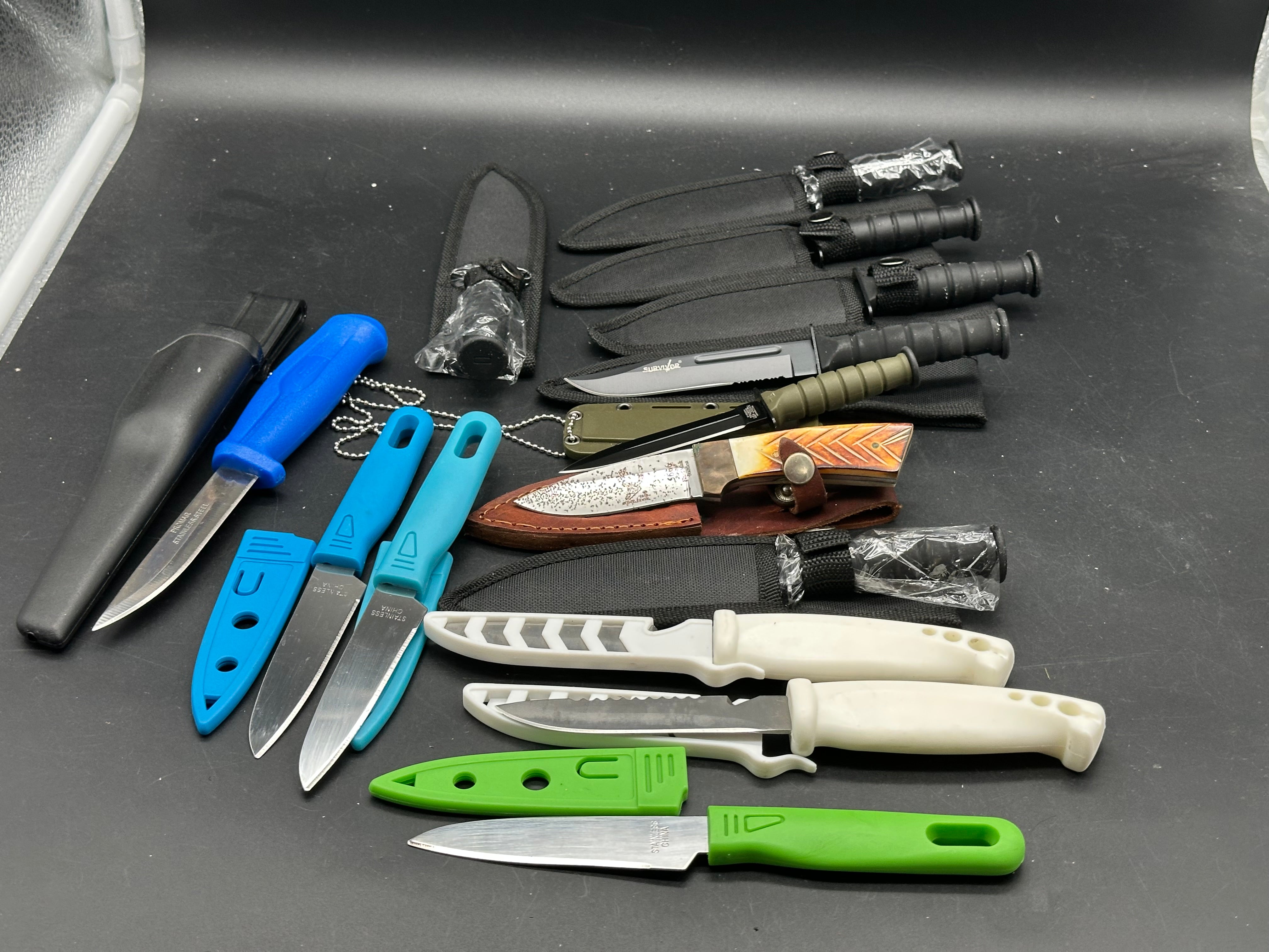 Bundle of 13 fixed blade knives