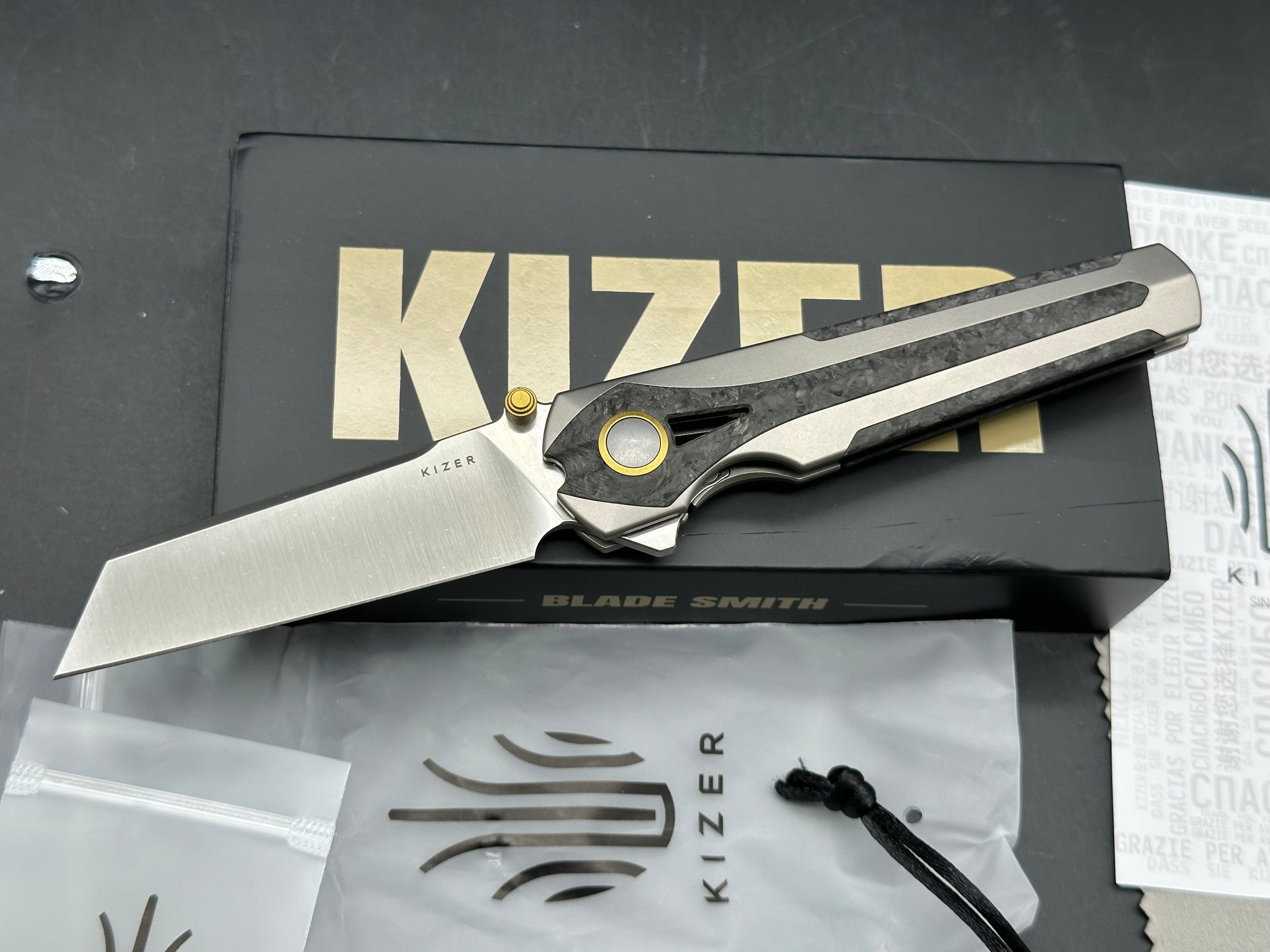 KIZER STAFF LIGHT GRAY TITANIUM/CARBON FIBER HANDLE S45VN