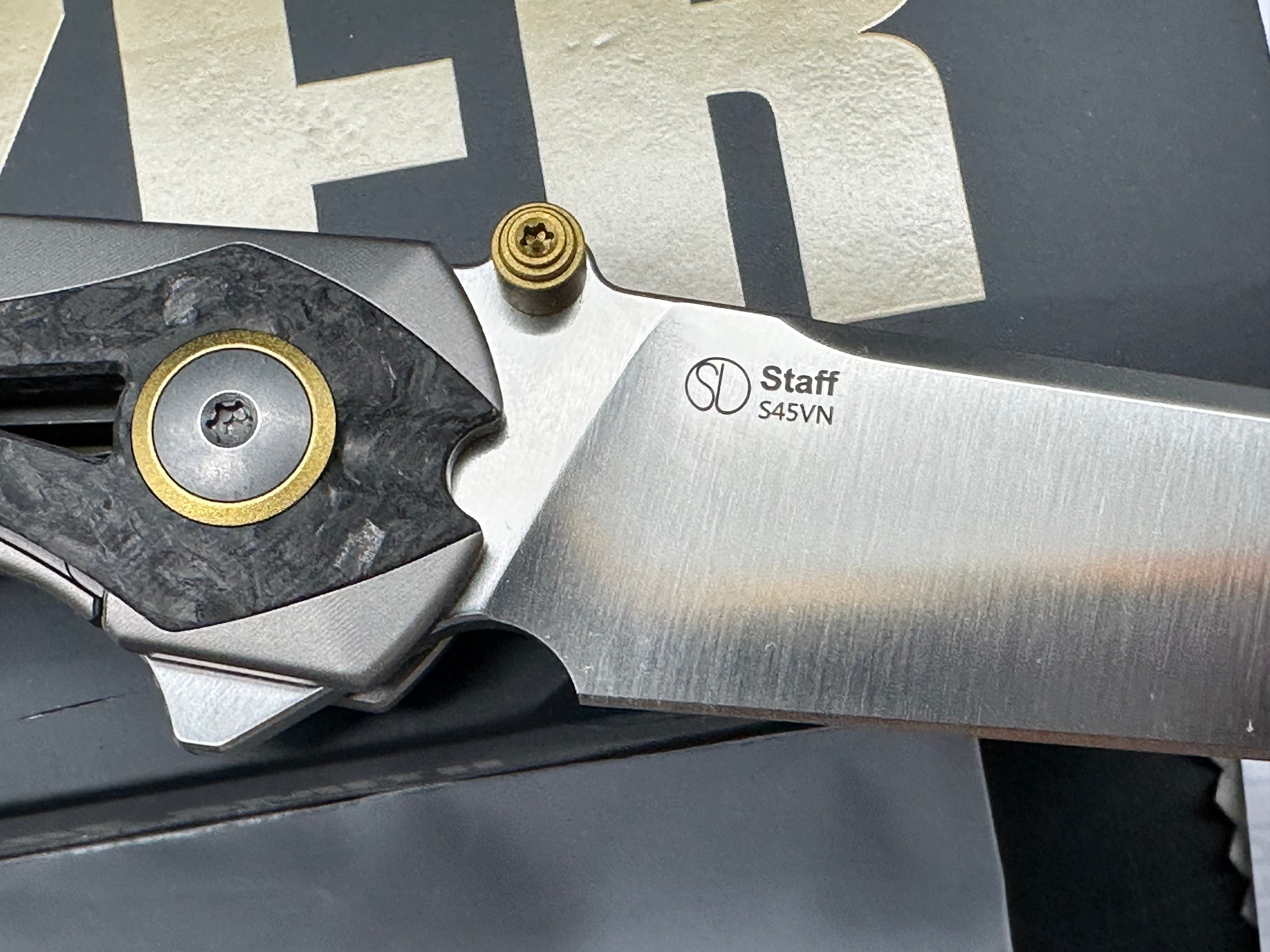 KIZER STAFF LIGHT GRAY TITANIUM/CARBON FIBER HANDLE S45VN