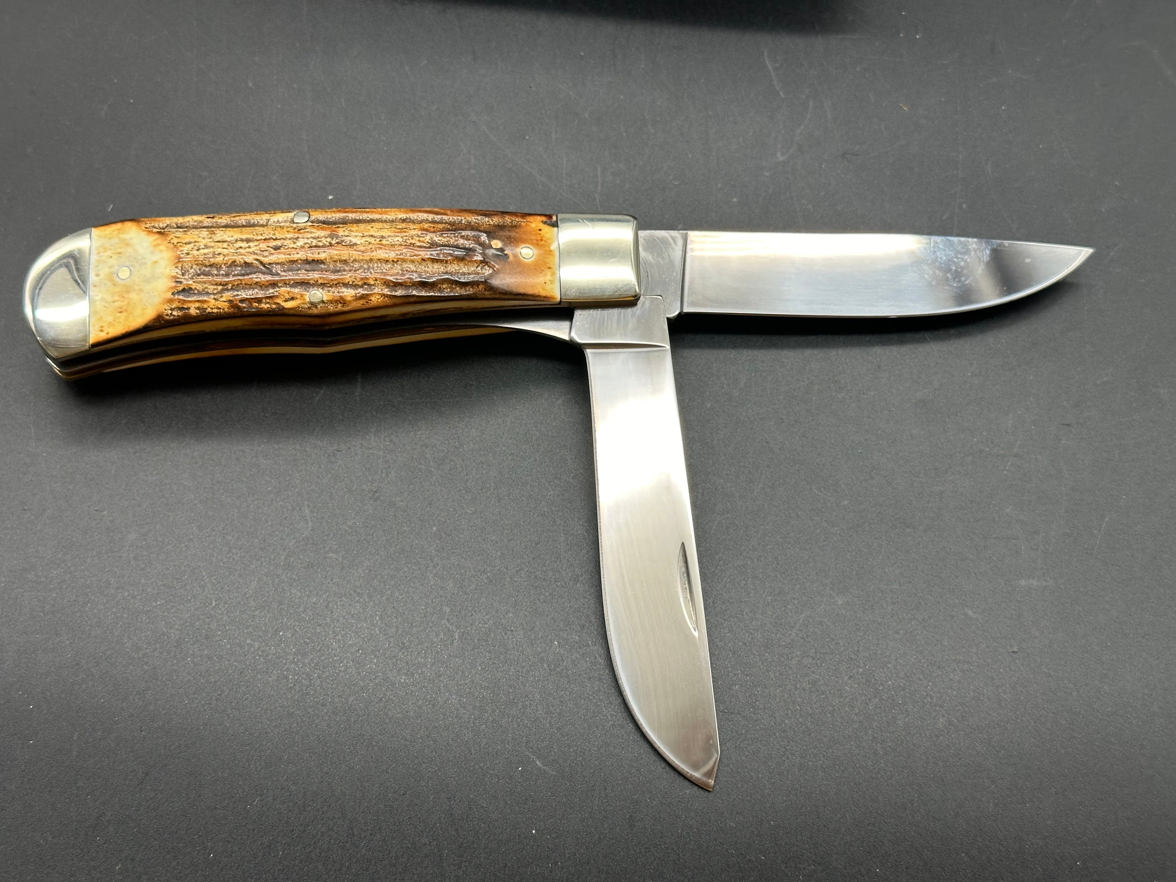 Queen Cutlery USA made. Jumbo Liner lock Trapper (Genuine Stag/ Collector’s Tin) 1095 Carbon steel
