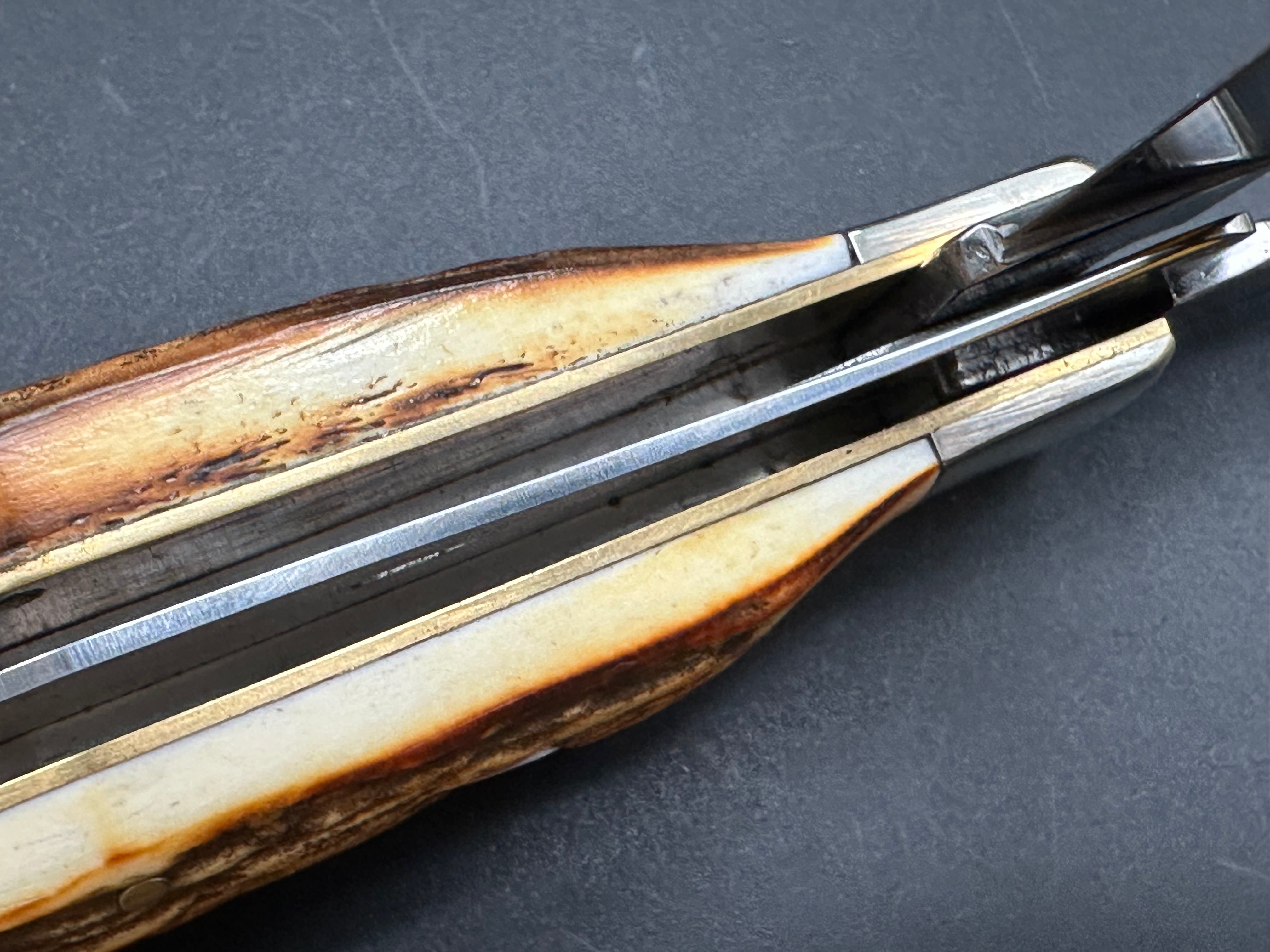 Queen Cutlery USA made. Jumbo Liner lock Trapper (Genuine Stag/ Collector’s Tin) 1095 Carbon steel