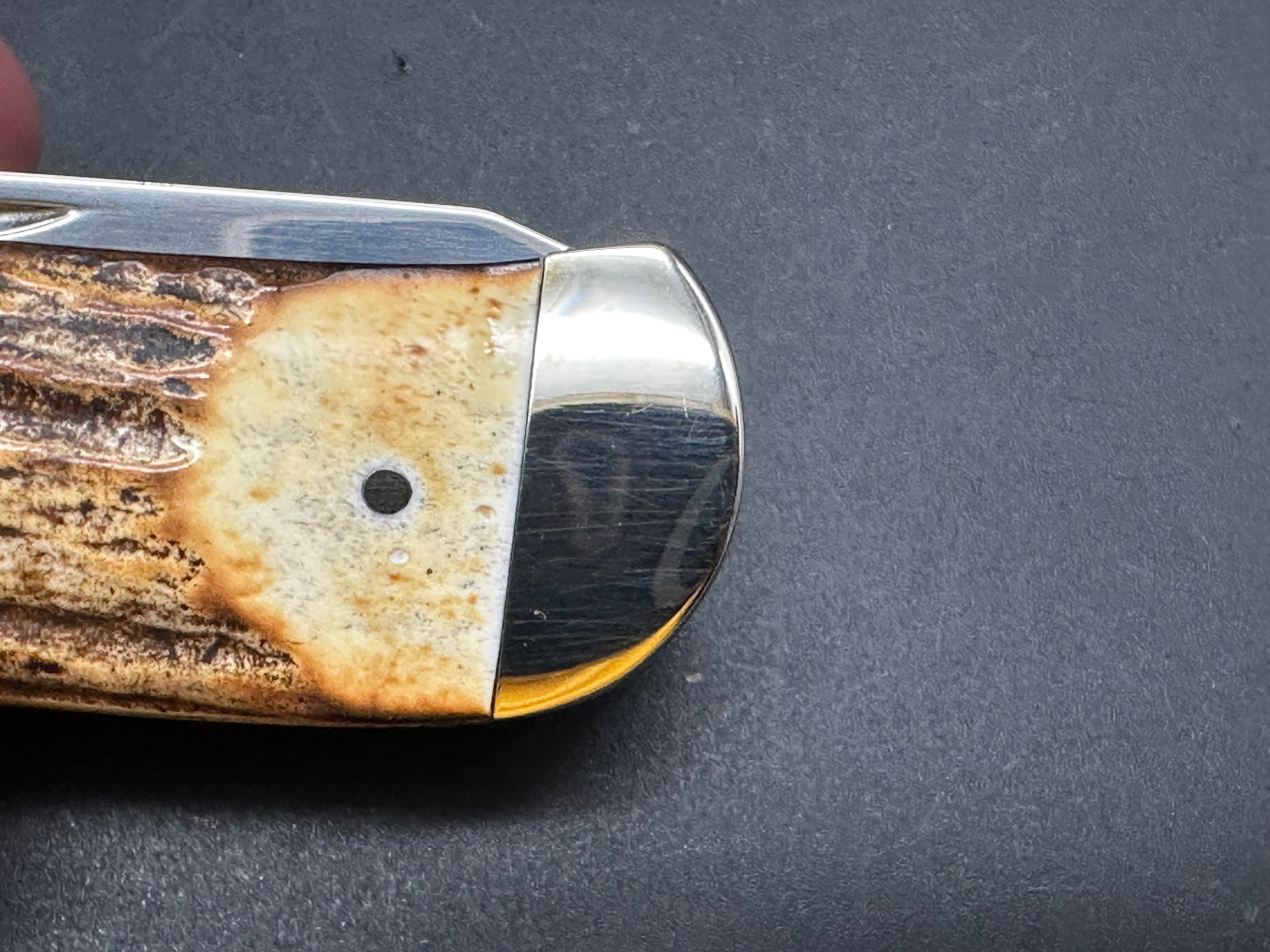 Queen Cutlery USA made. Jumbo Liner lock Trapper (Genuine Stag/ Collector’s Tin) 1095 Carbon steel