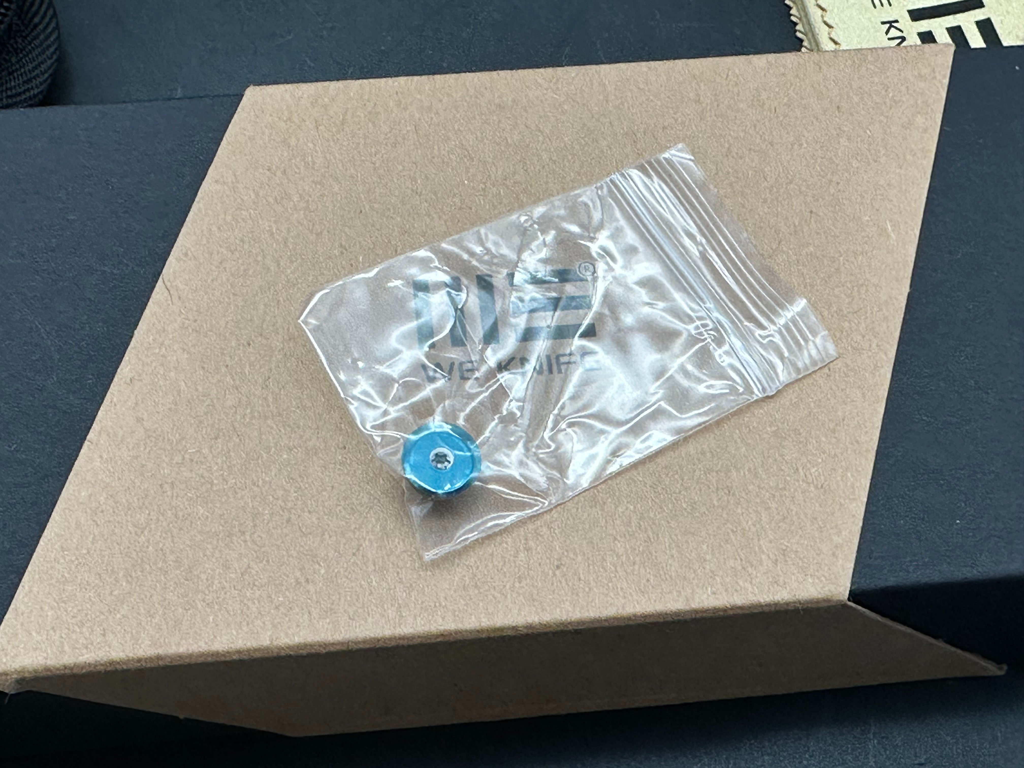 WE TYRO BLUE TITANIUM HANDLE 20CV PLAIN EDGE