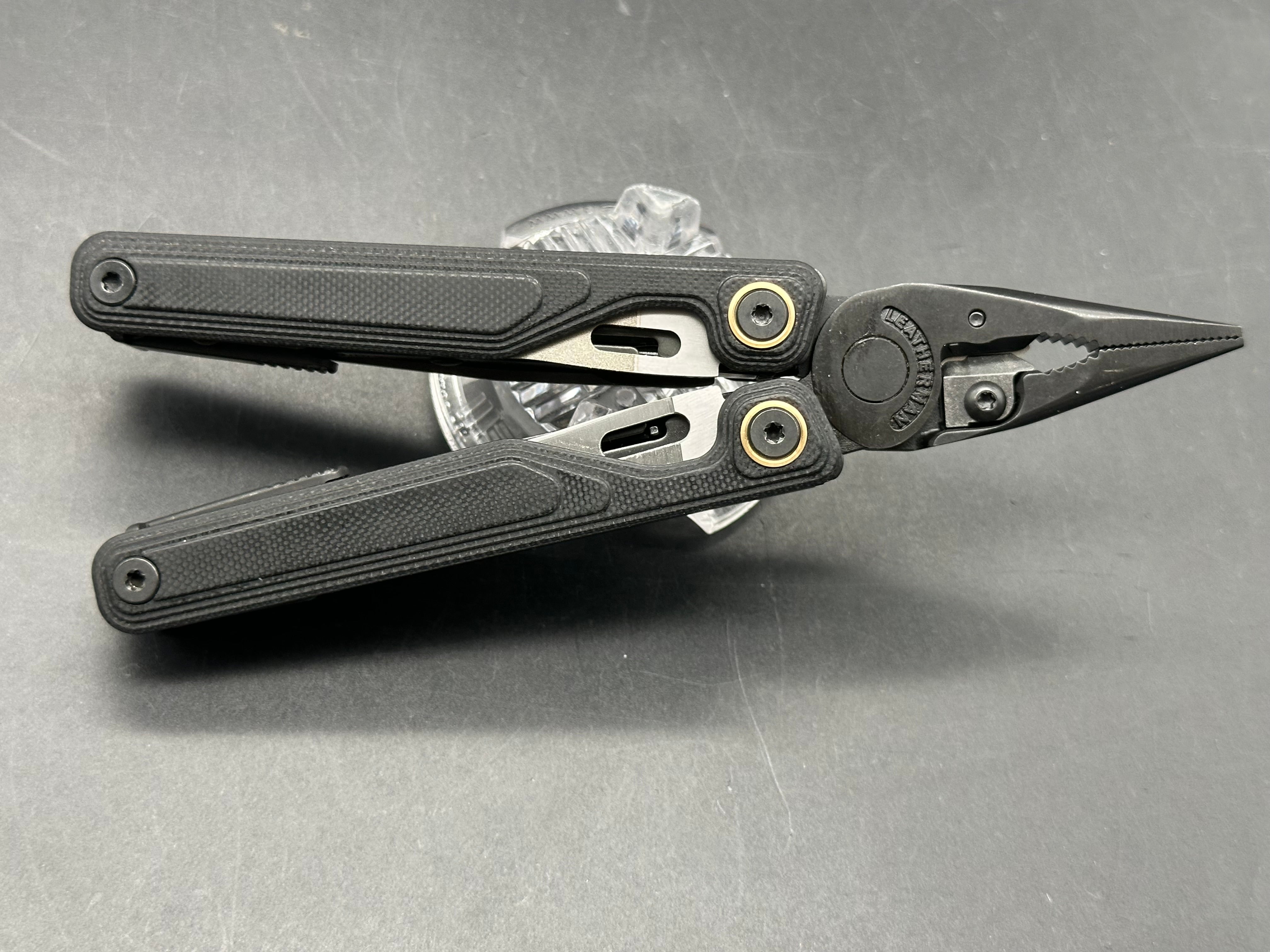 Leatherman Wave Alpha Obsidian 17-in-1 Multi-Tool, Black G-10 Handles, CM-Magnacut Blade