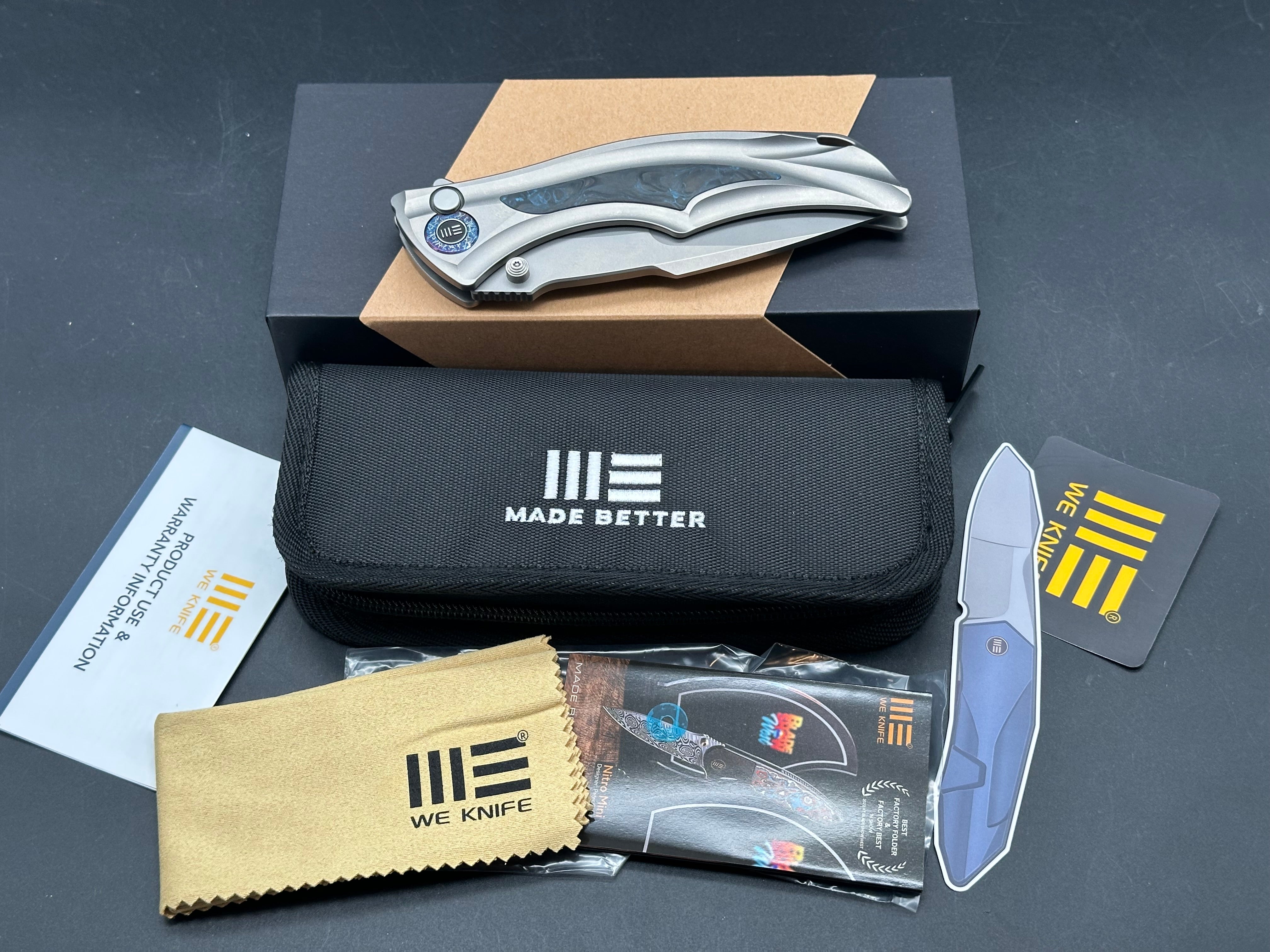 WE TIGHE DOWN FOLDING KNIFE GRAY TITANIUM/BLUE CARBON FIBER HANDLE M390 DROP POINT