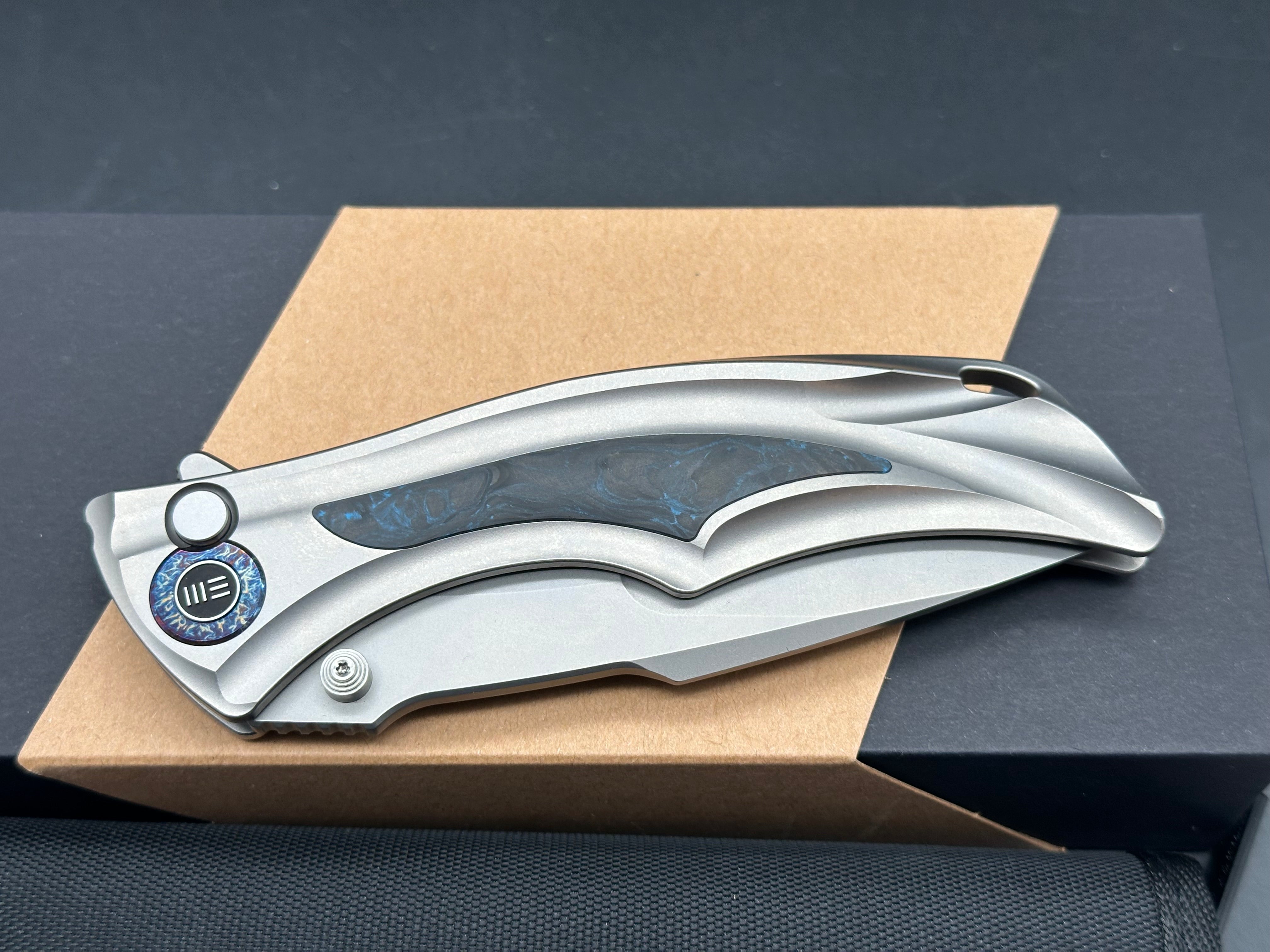 WE TIGHE DOWN FOLDING KNIFE GRAY TITANIUM/BLUE CARBON FIBER HANDLE M390 DROP POINT