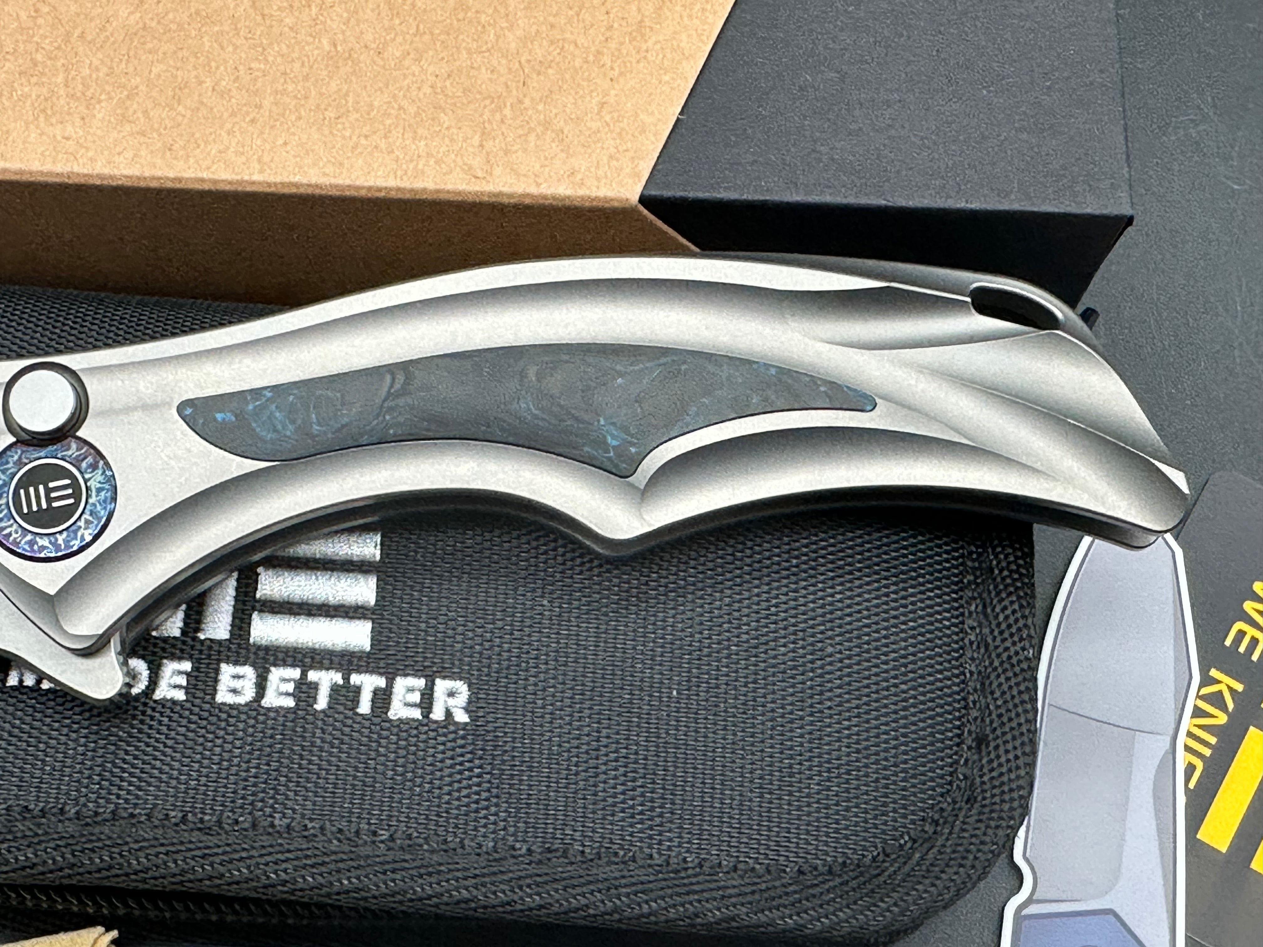 WE TIGHE DOWN FOLDING KNIFE GRAY TITANIUM/BLUE CARBON FIBER HANDLE M390 DROP POINT