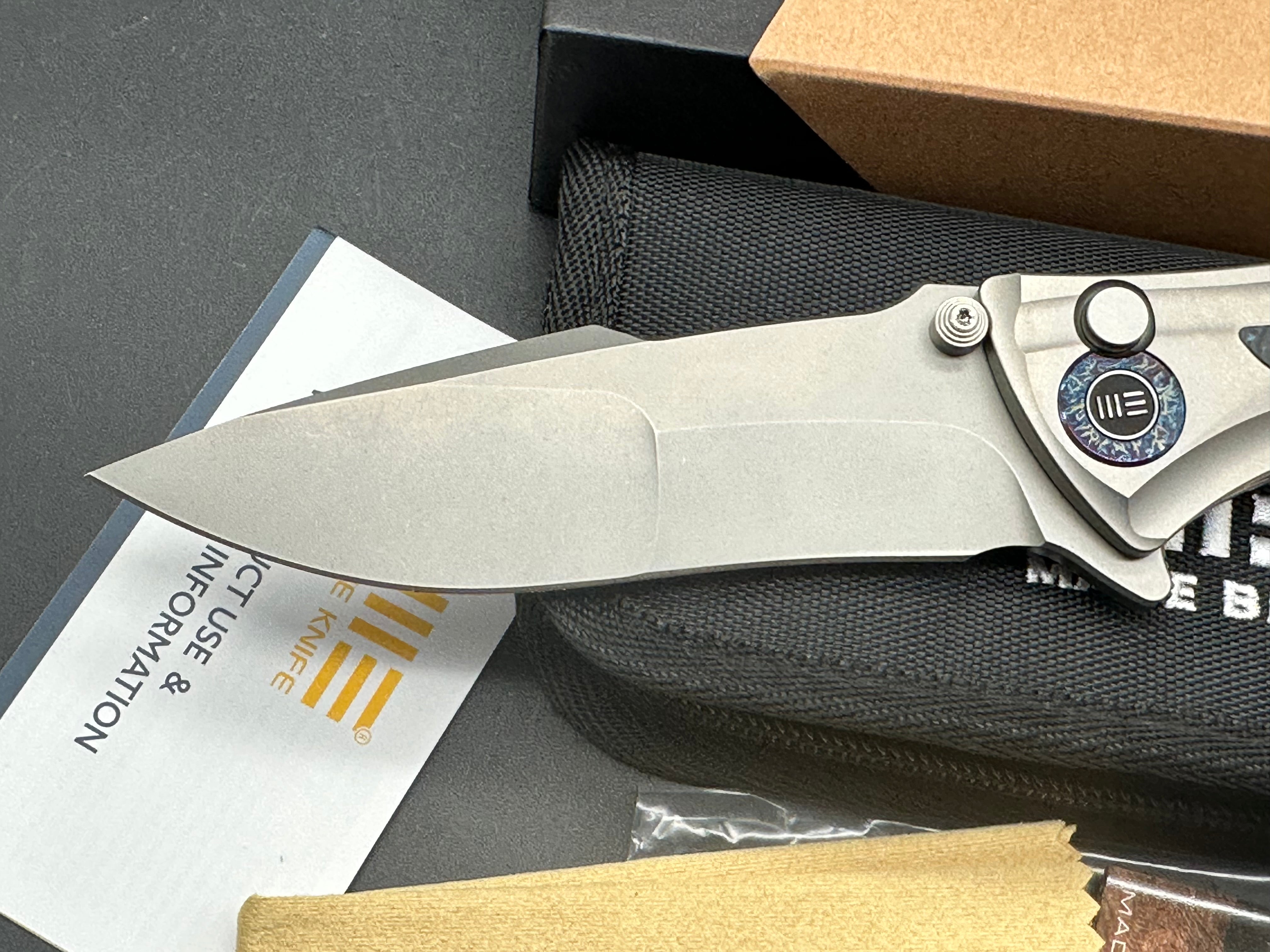 WE TIGHE DOWN FOLDING KNIFE GRAY TITANIUM/BLUE CARBON FIBER HANDLE M390 DROP POINT