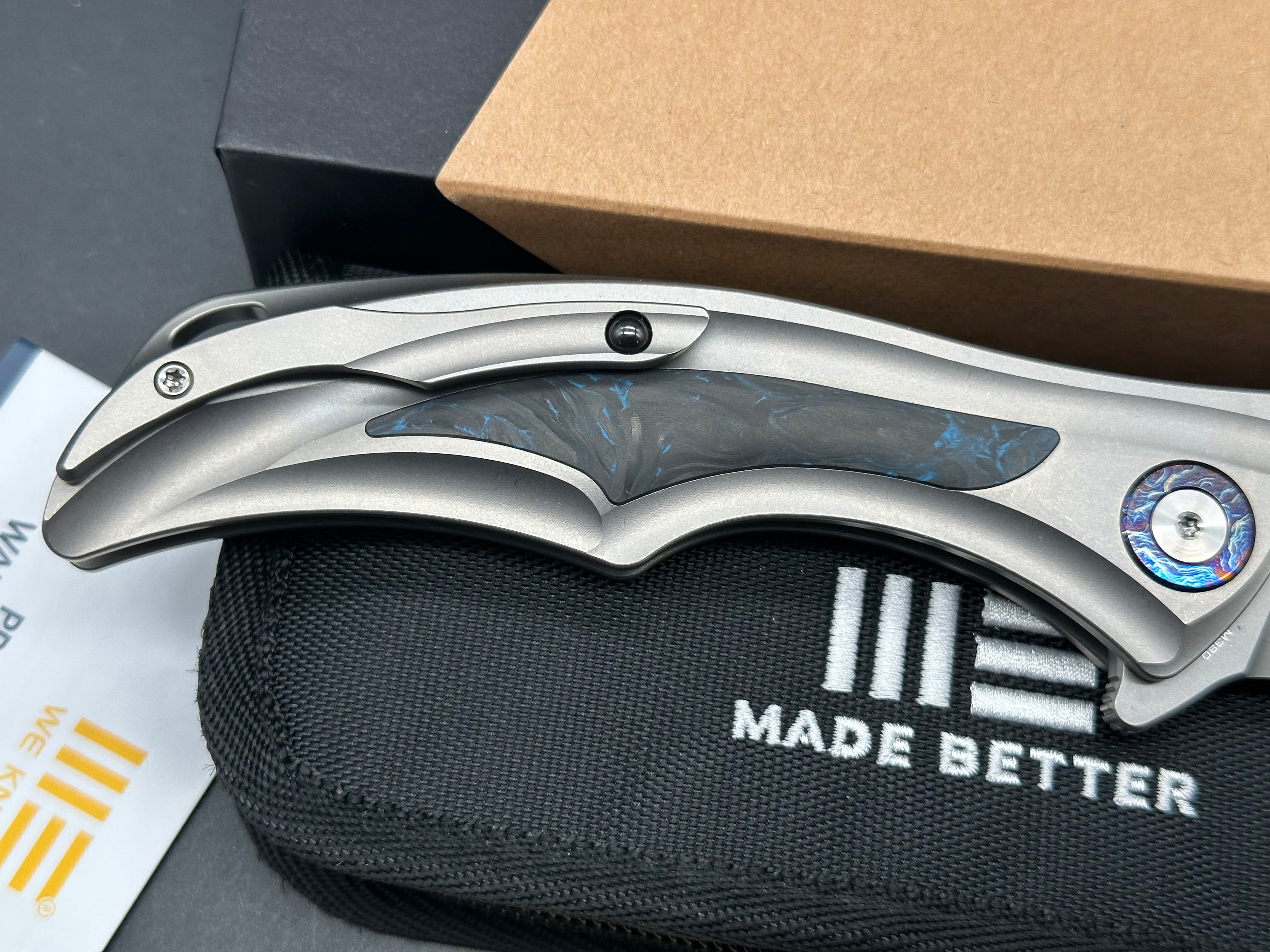 WE TIGHE DOWN FOLDING KNIFE GRAY TITANIUM/BLUE CARBON FIBER HANDLE M390 DROP POINT