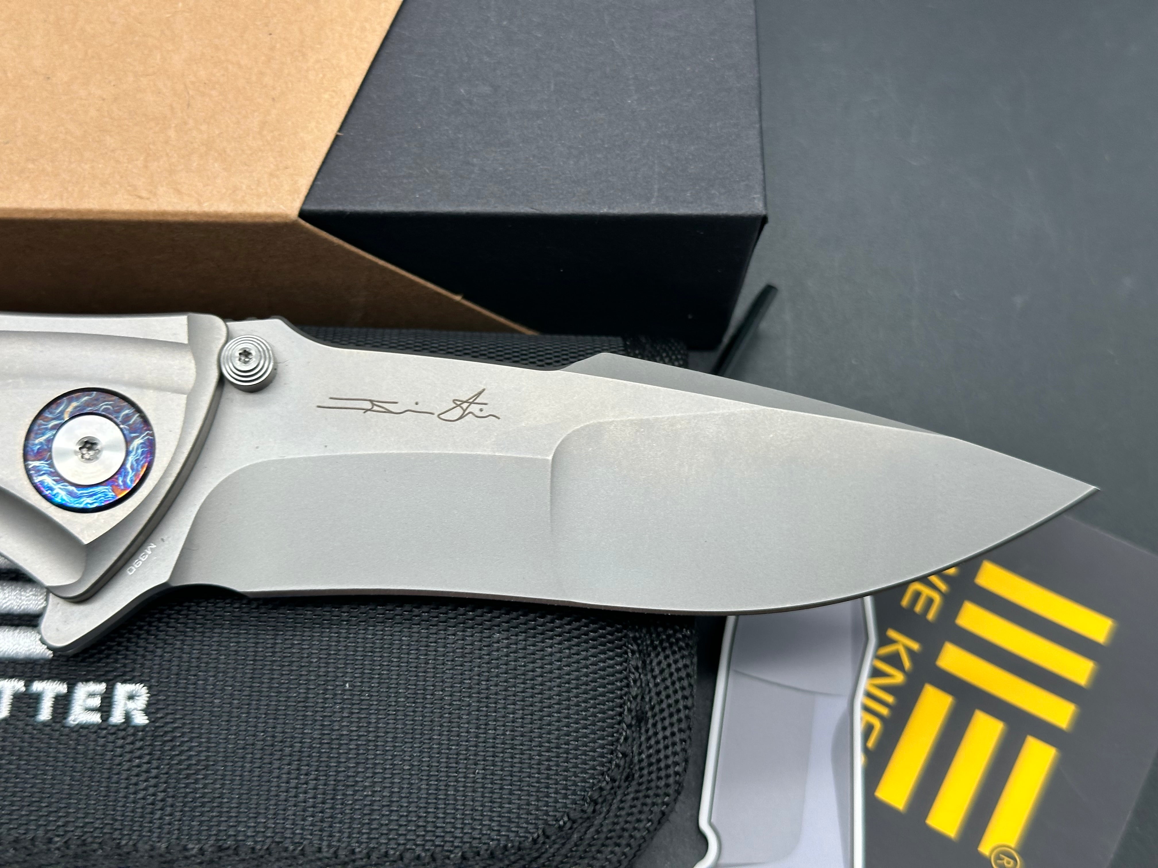WE TIGHE DOWN FOLDING KNIFE GRAY TITANIUM/BLUE CARBON FIBER HANDLE M390 DROP POINT