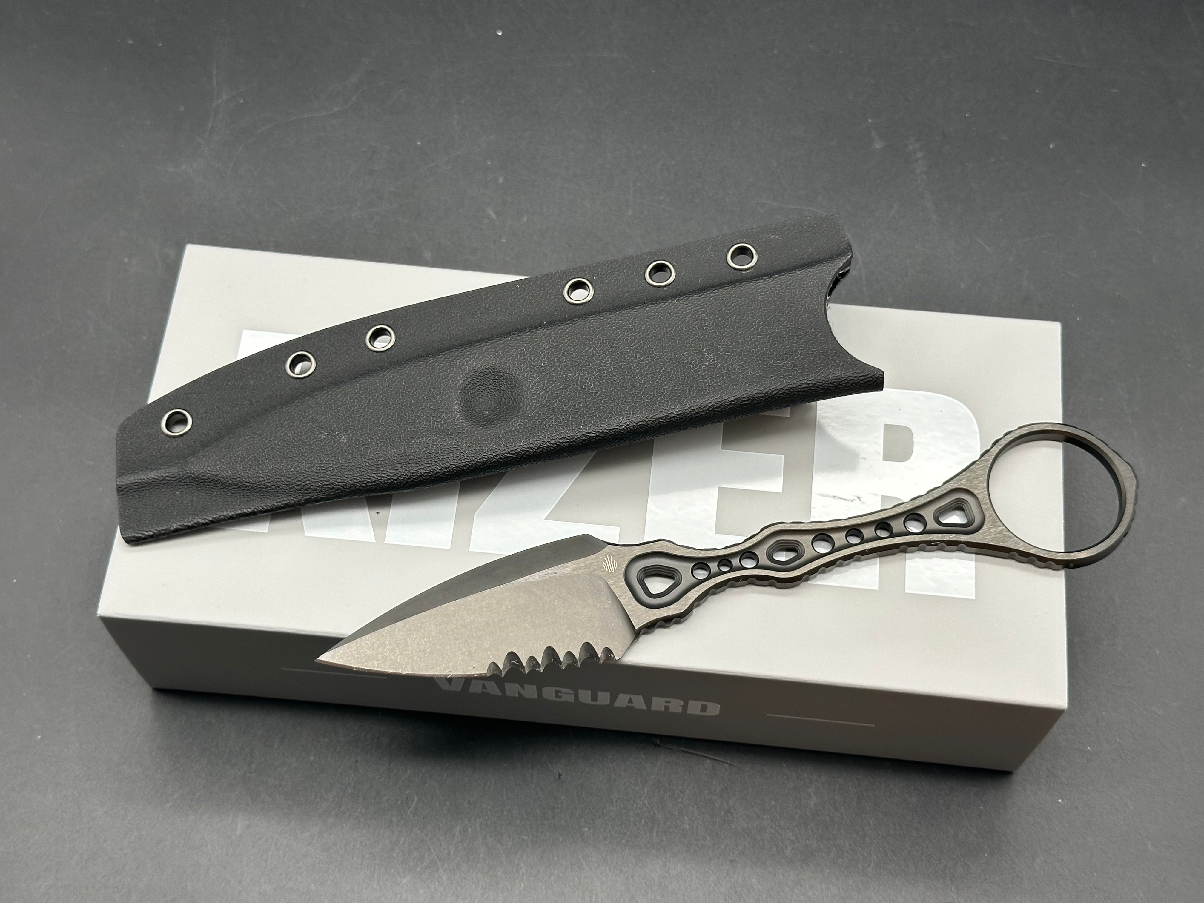 KIZER DEFENSOR M390 HANDLE/BLADE M390 SPEAR POINT PARTIALLY SERRATED EDGE