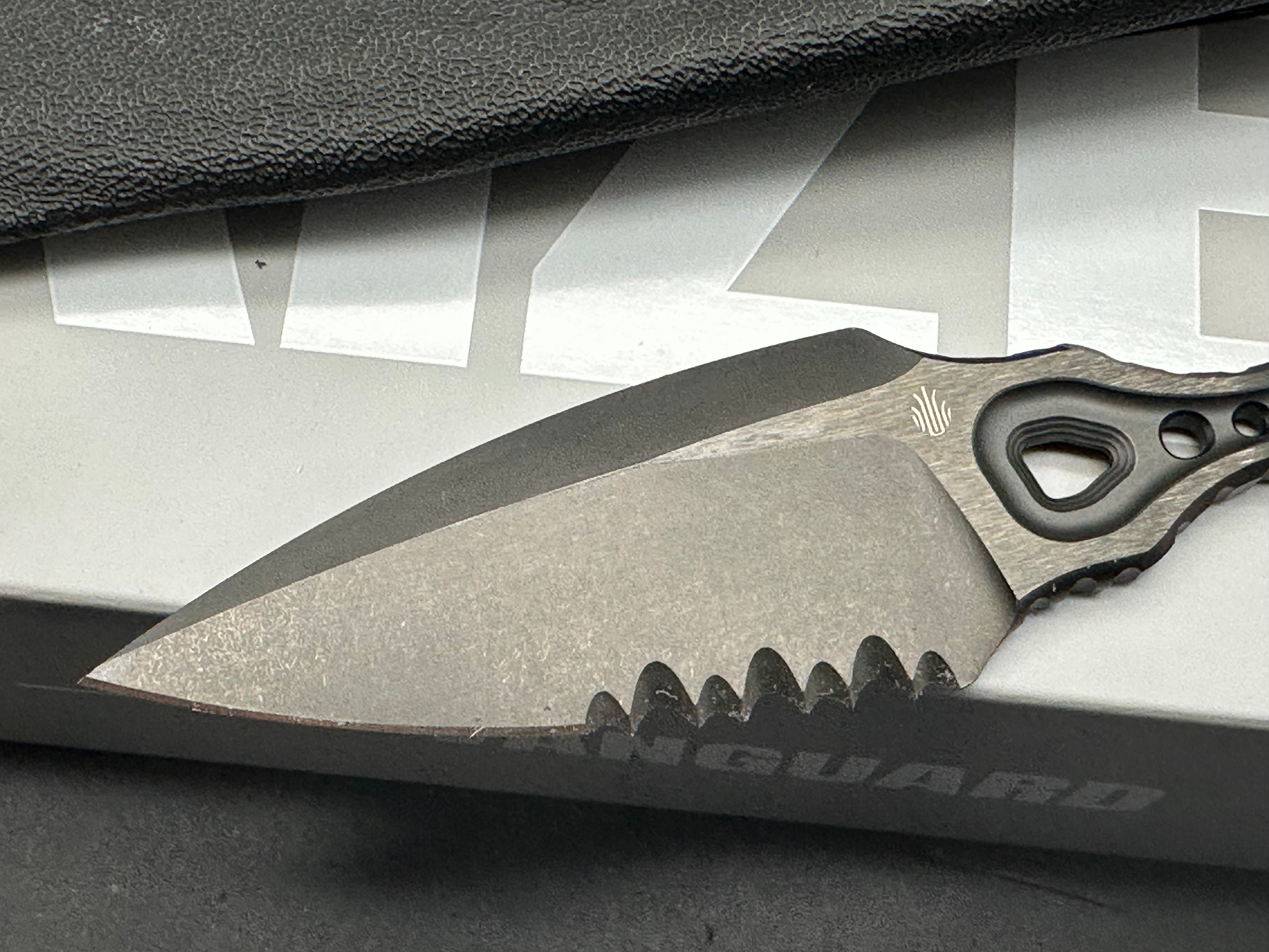 KIZER DEFENSOR M390 HANDLE/BLADE M390 SPEAR POINT PARTIALLY SERRATED EDGE