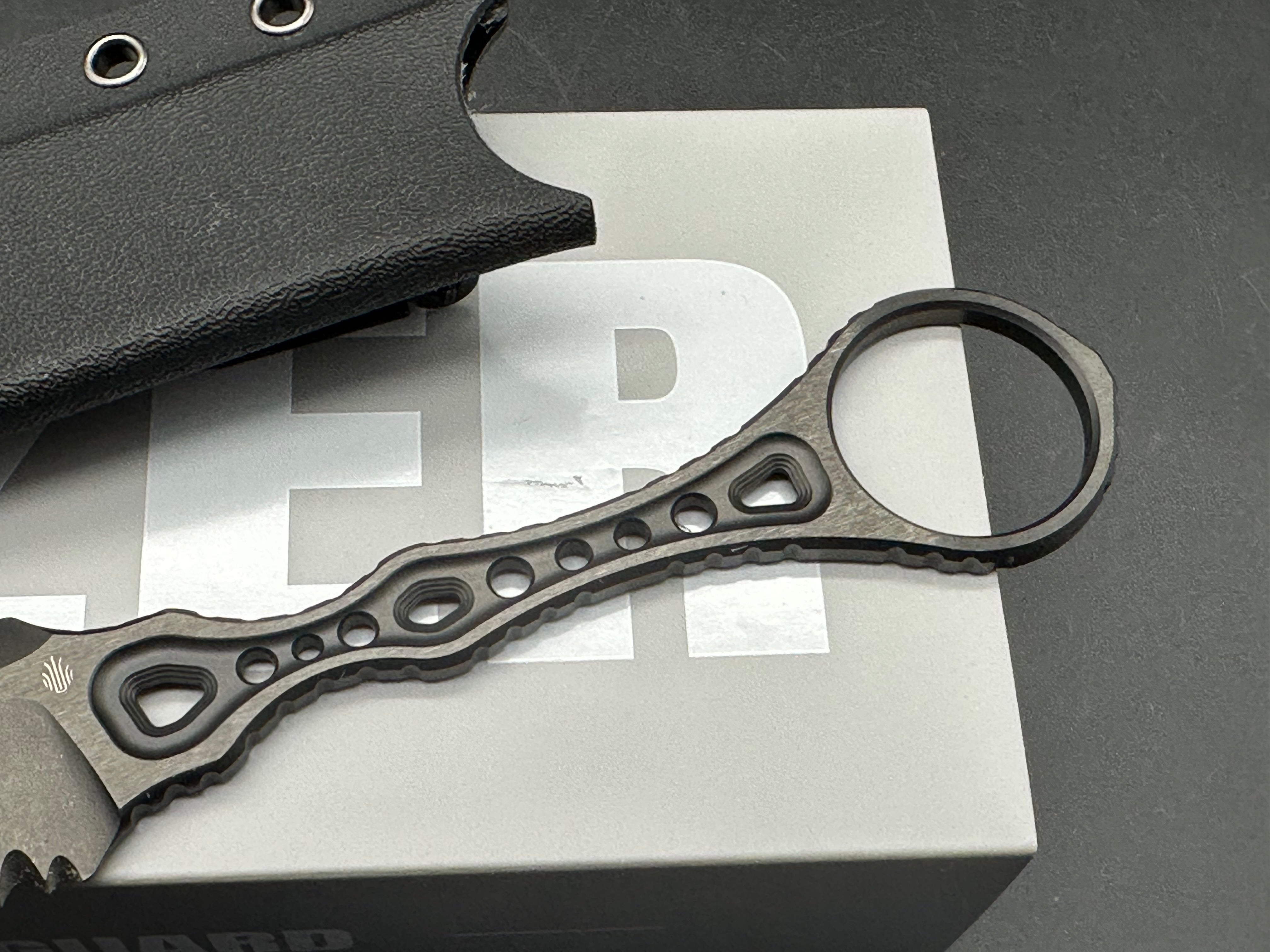 KIZER DEFENSOR M390 HANDLE/BLADE M390 SPEAR POINT PARTIALLY SERRATED EDGE