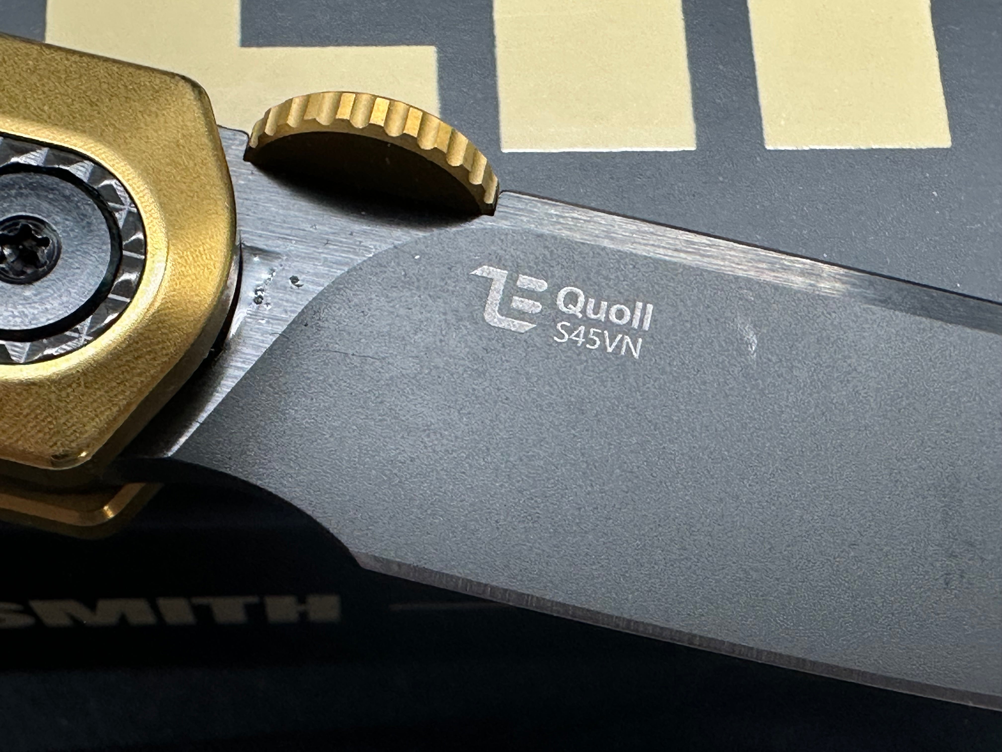 KIZER QUOLL GOLD/BLACK TITANIUM/ZIRCONIUM HANDLE S45VN DROP POINT PLAIN BLACK BLADE