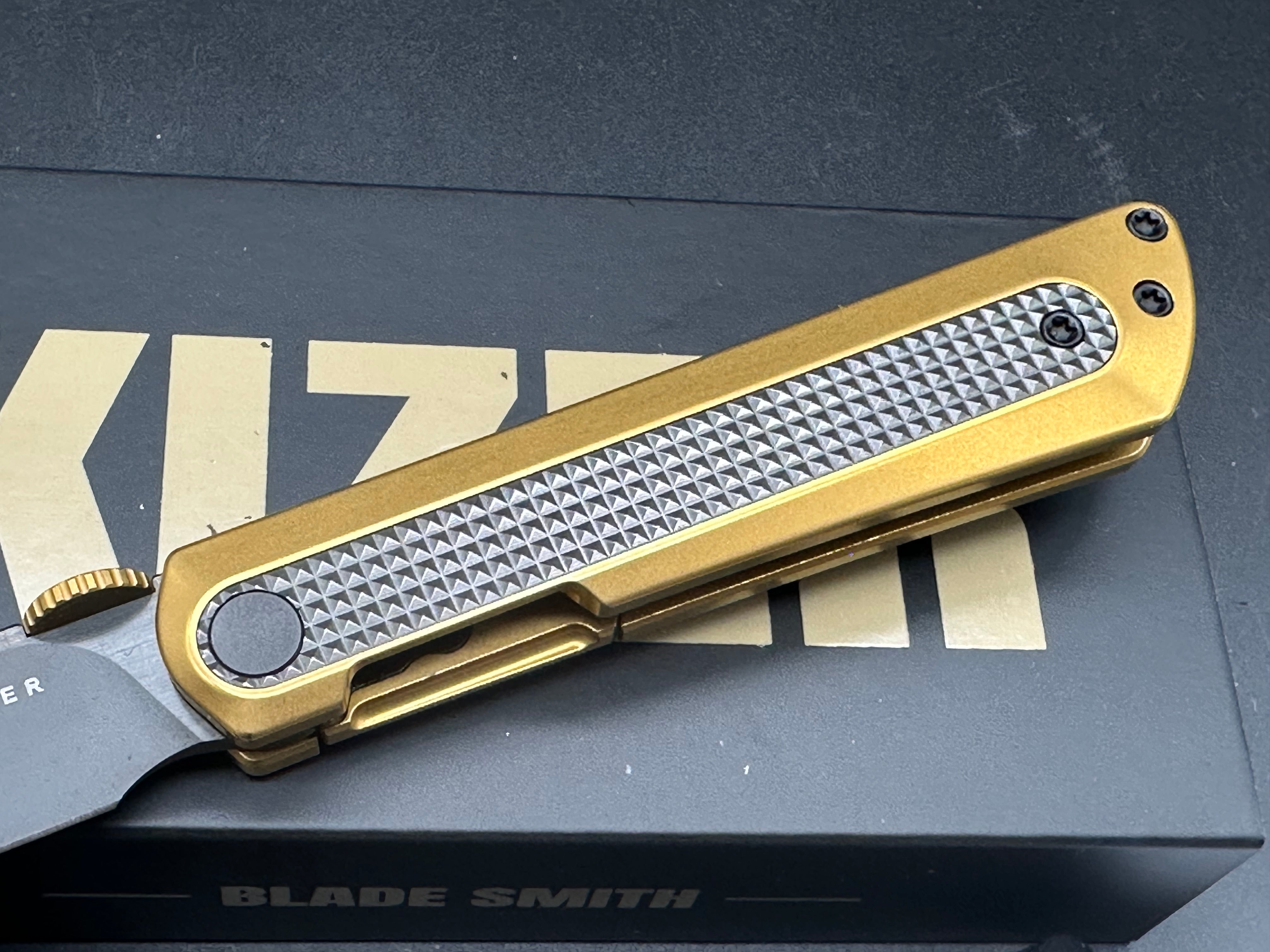 KIZER QUOLL GOLD/BLACK TITANIUM/ZIRCONIUM HANDLE S45VN DROP POINT PLAIN BLACK BLADE