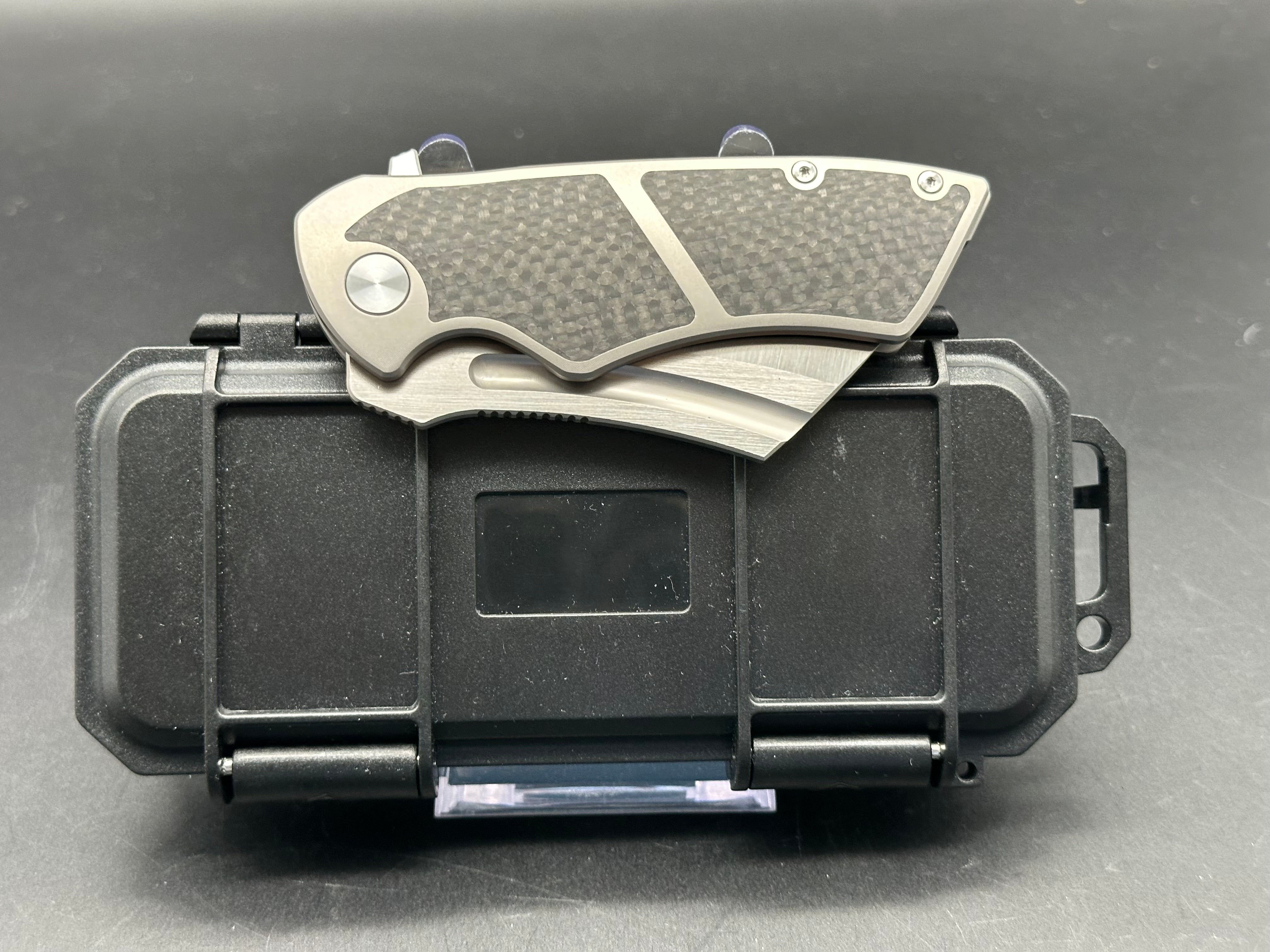 TUYA HELLFIRE MINI FOLDING KNIFE TITANIUM/CARBON FIBER HANDLE S90V PLAIN EDGE