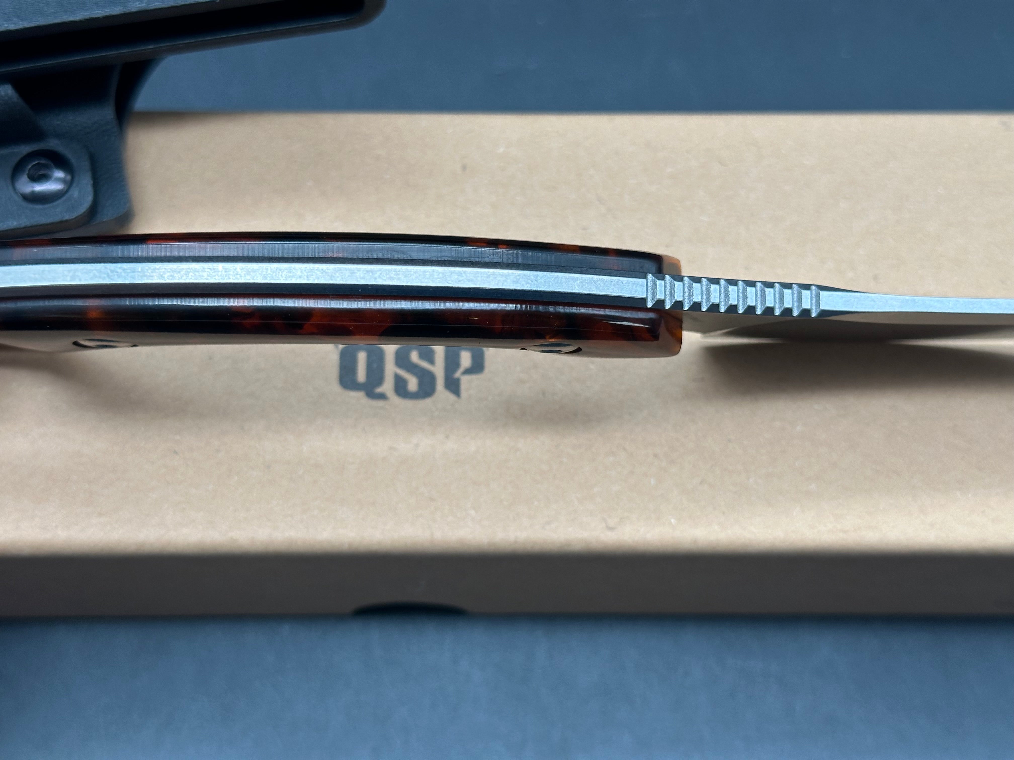 QSP VIPER TORTOISE RESIN HANDLE 10CR15MOV CLIP POINT PLAIN EDGE