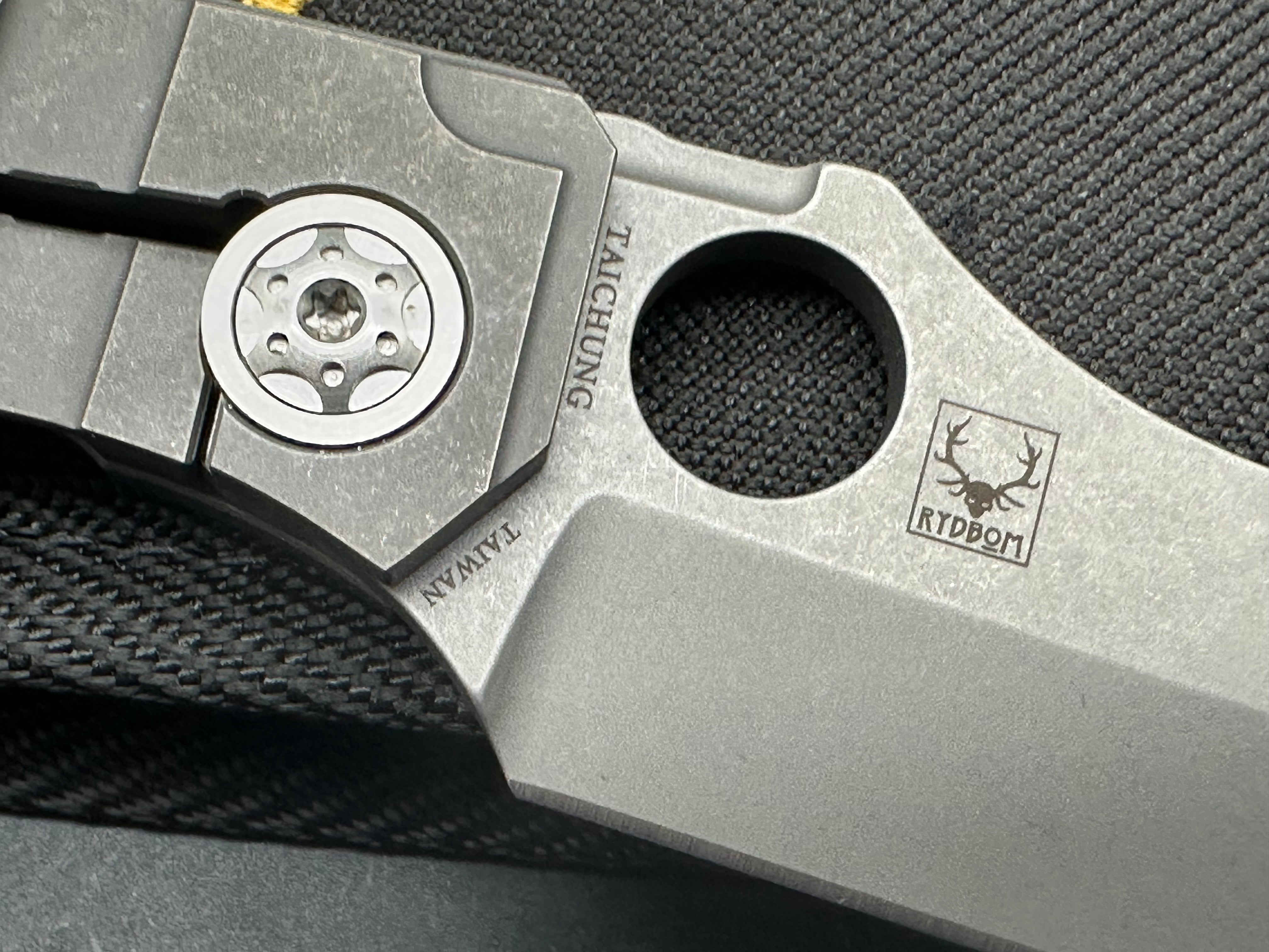 Spyderco Stovepipe (C260TIP), Dark Stonewashed Hollow Ground CPM-20CV CLeaver Blade, Dark Stonewashed Titanium Handles